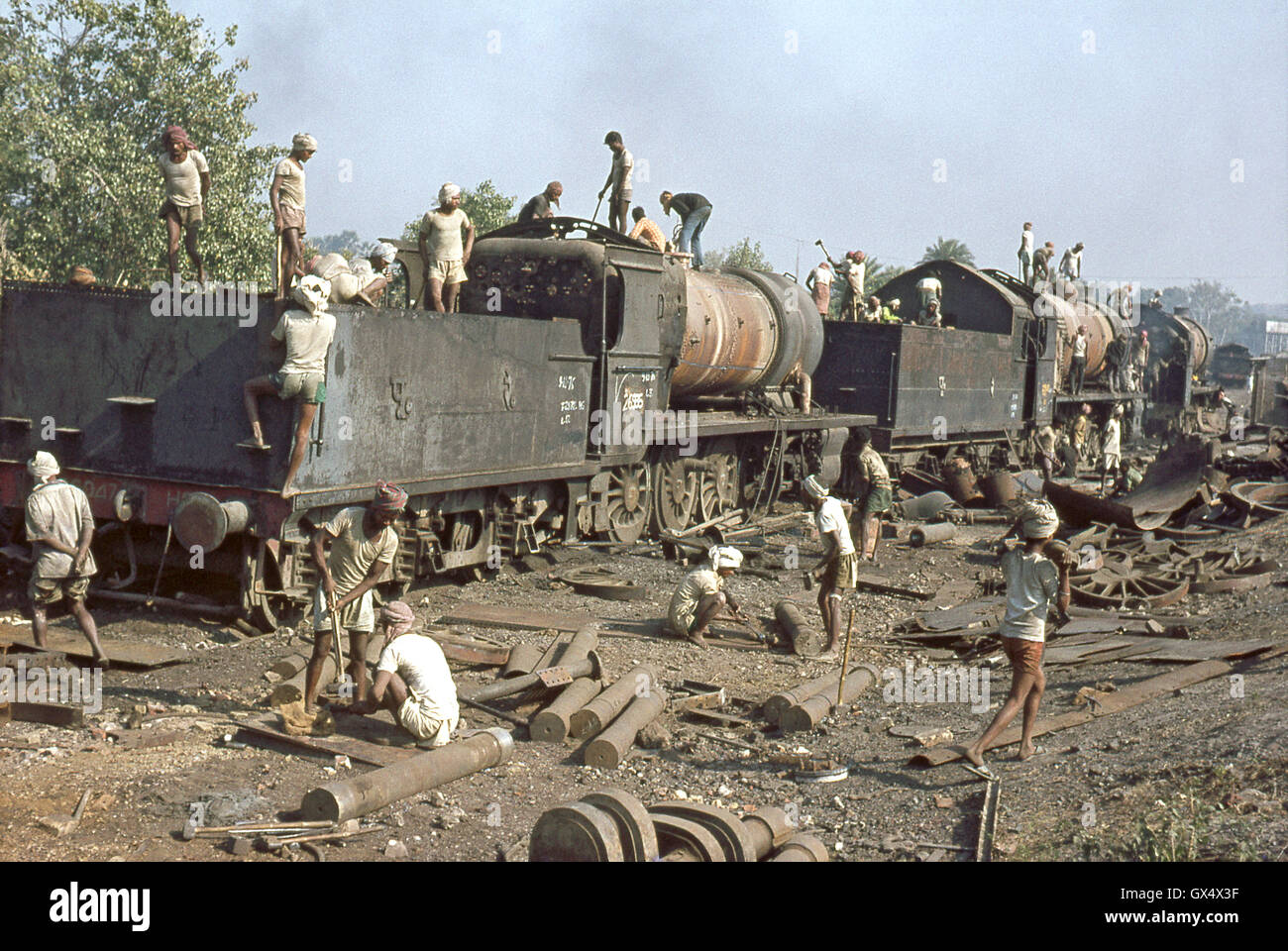 Ferrocarriles Indios BESA Estándar 2-8-0s y XE Mikados ser cortadas en Jamalpur obras, diciembre de 1976. Foto de stock