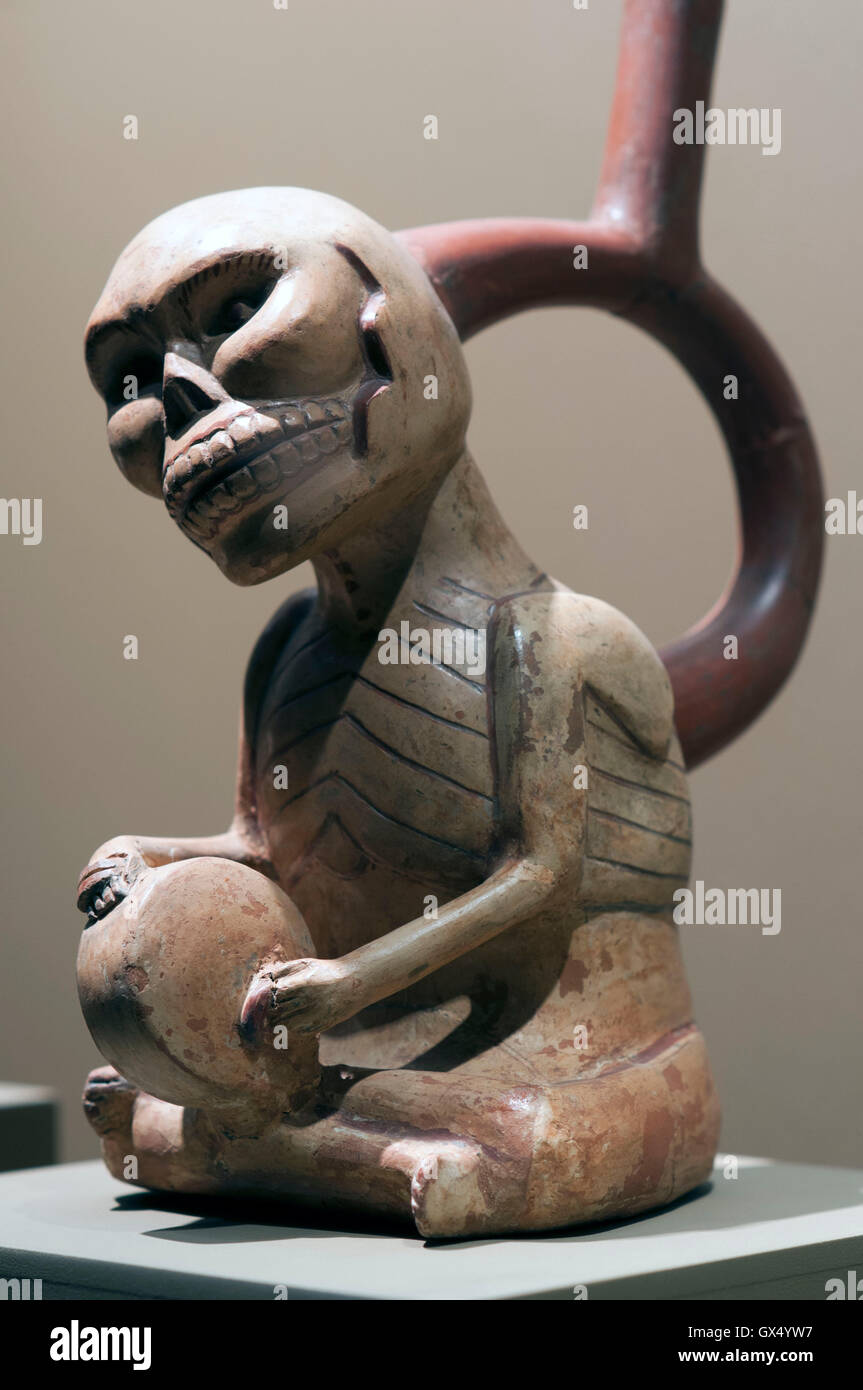 Museo de las Tumbas Reales de Sipán. Adornos de cerámica y artefactos