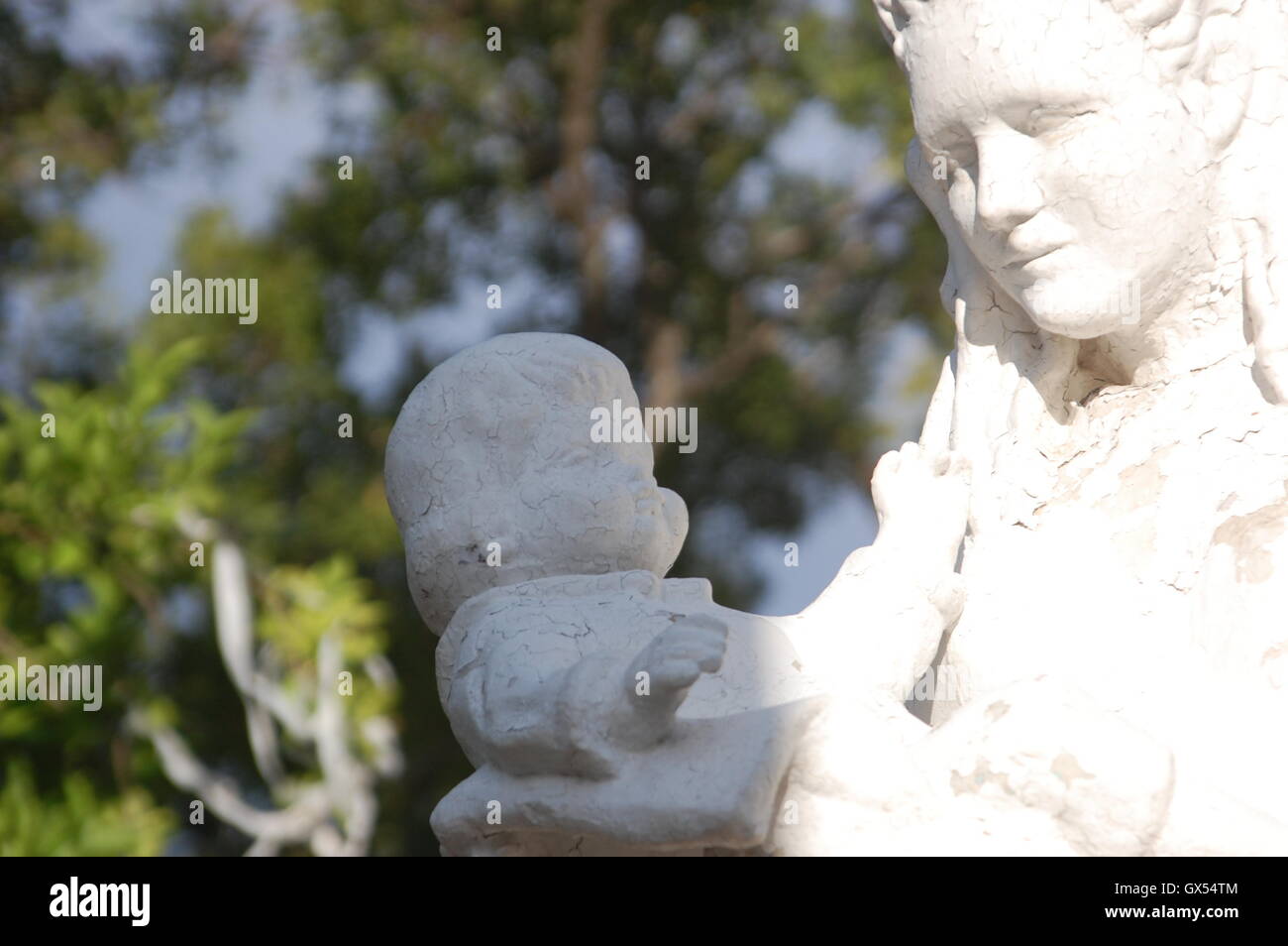 Bebe Y Virgen Escultura De Piedra Blanca Zacapa Fotografia De Stock Alamy