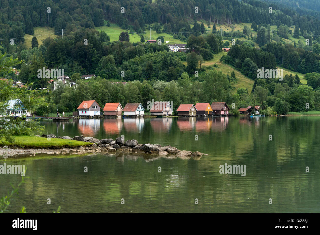 Am Grossen Alpsee Bootshaeuser bei Buehl, Immenstadt im Allgaeu, Oberallgaeu, Bayern, Deutschland | cobertizos en el lago Grosser Foto de stock