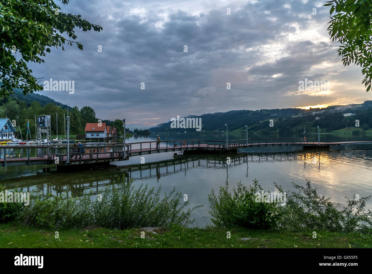 Am Grossen Alpsee Abendstimmung bei Buehl, Immenstadt im Allgaeu, Oberallgaeu, Bayern, Deutschland | humor nocturno en el lago Gros Foto de stock