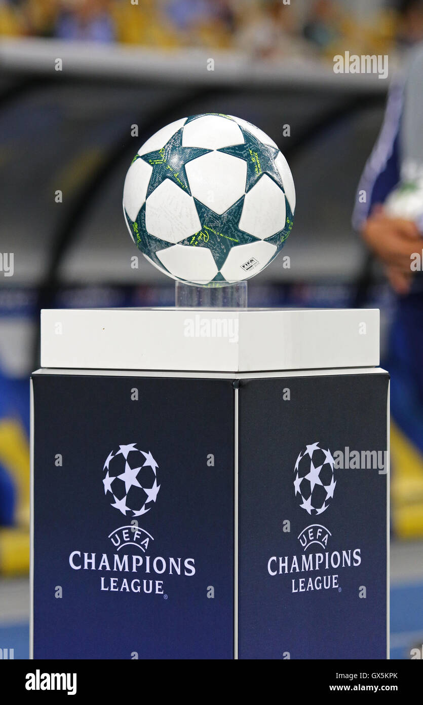 Oficial de la temporada 2016/17 de la Liga de Campeones de la UEFA sobre  pedestal de bola Fotografía de stock - Alamy