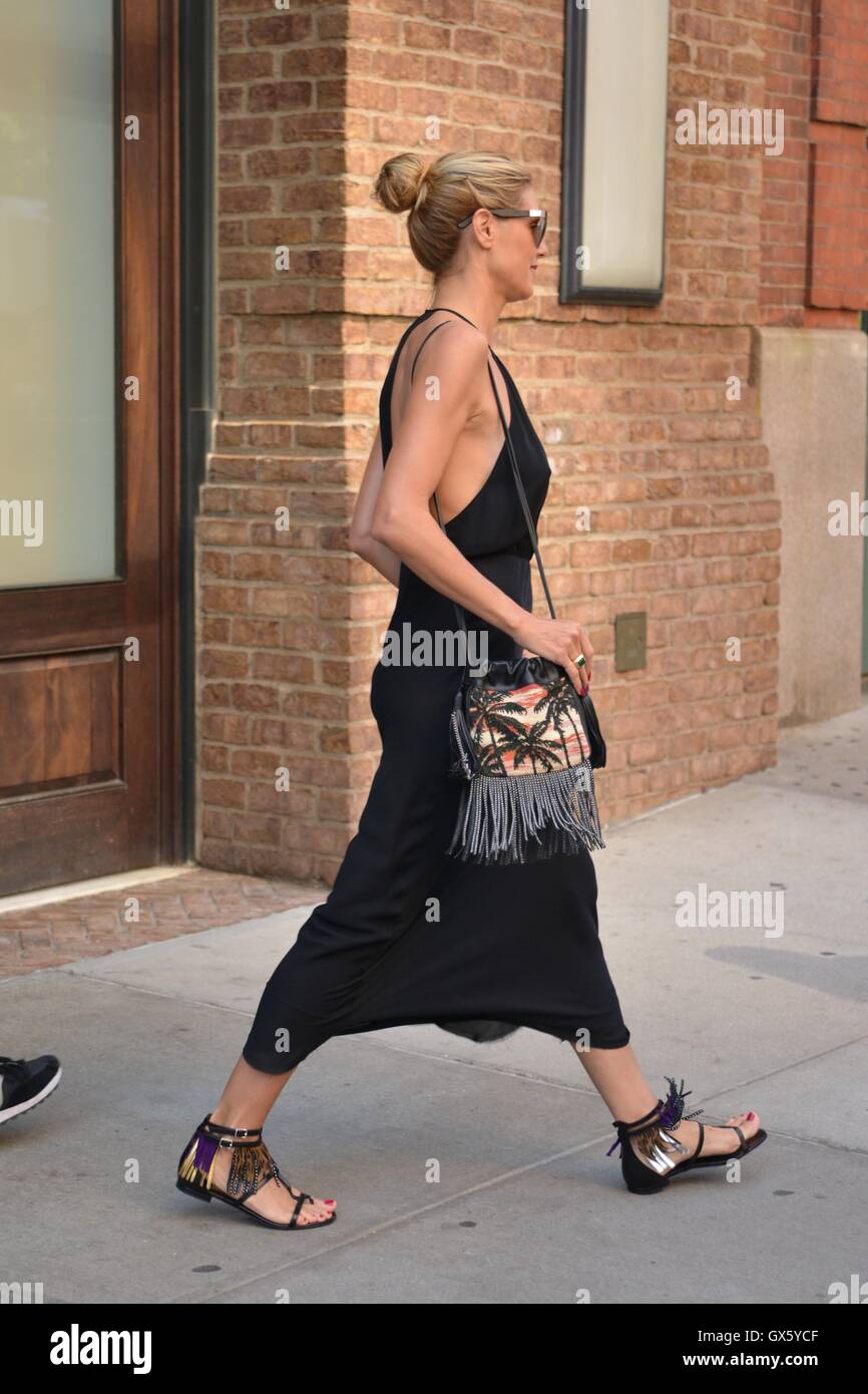 Heidi Klum en Tribeca luciendo un largo vestido negro sin un sujetador con:  Heidi Klum donde: Manhattan, Nueva York, Estados Unidos Cuándo: 22 Jun 2016  Fotografía de stock - Alamy