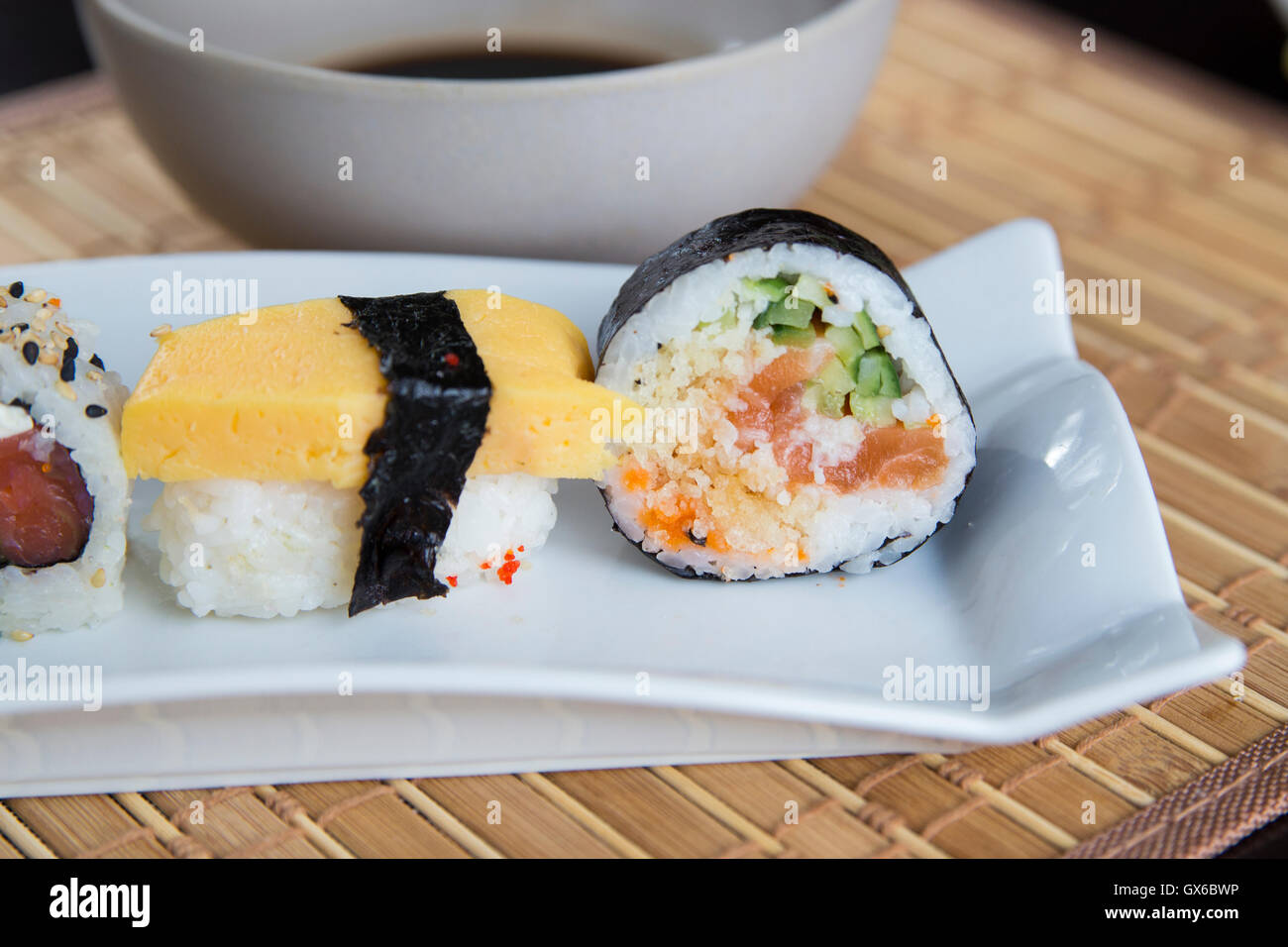 Delicioso plato de sushi fresco Foto de stock
