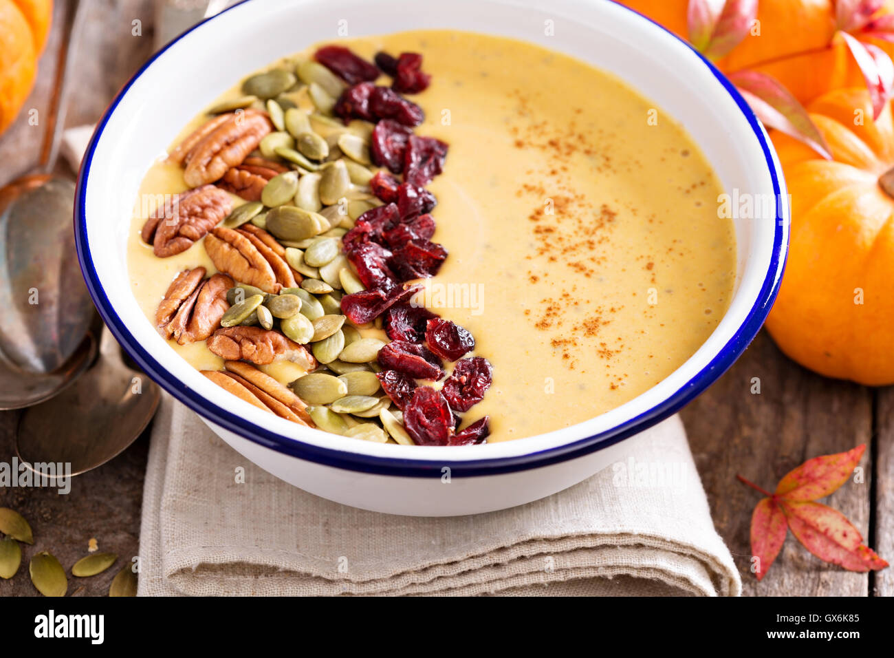 Tazón de batido de calabaza con nueces y semillas Fotografía de stock