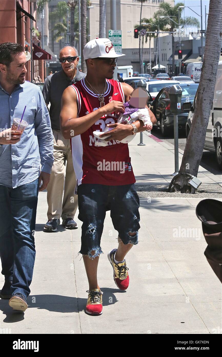 T.I., vistiendo un Clevland Cavaliers pac y Kobe Bryant Merion inferior  basketball jersey, salir a pasear con su hija recién nacida en un día  soleado en Beverly Hills con: T.I., heredera Harris