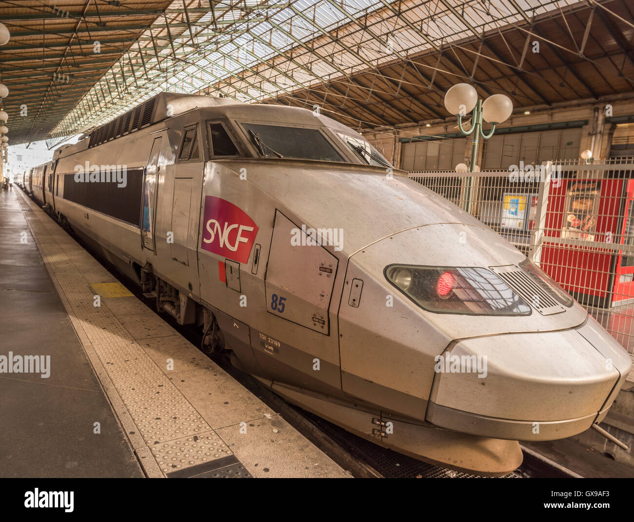 Tren de alta velocidad en Paris Gare du Nord. Foto de stock