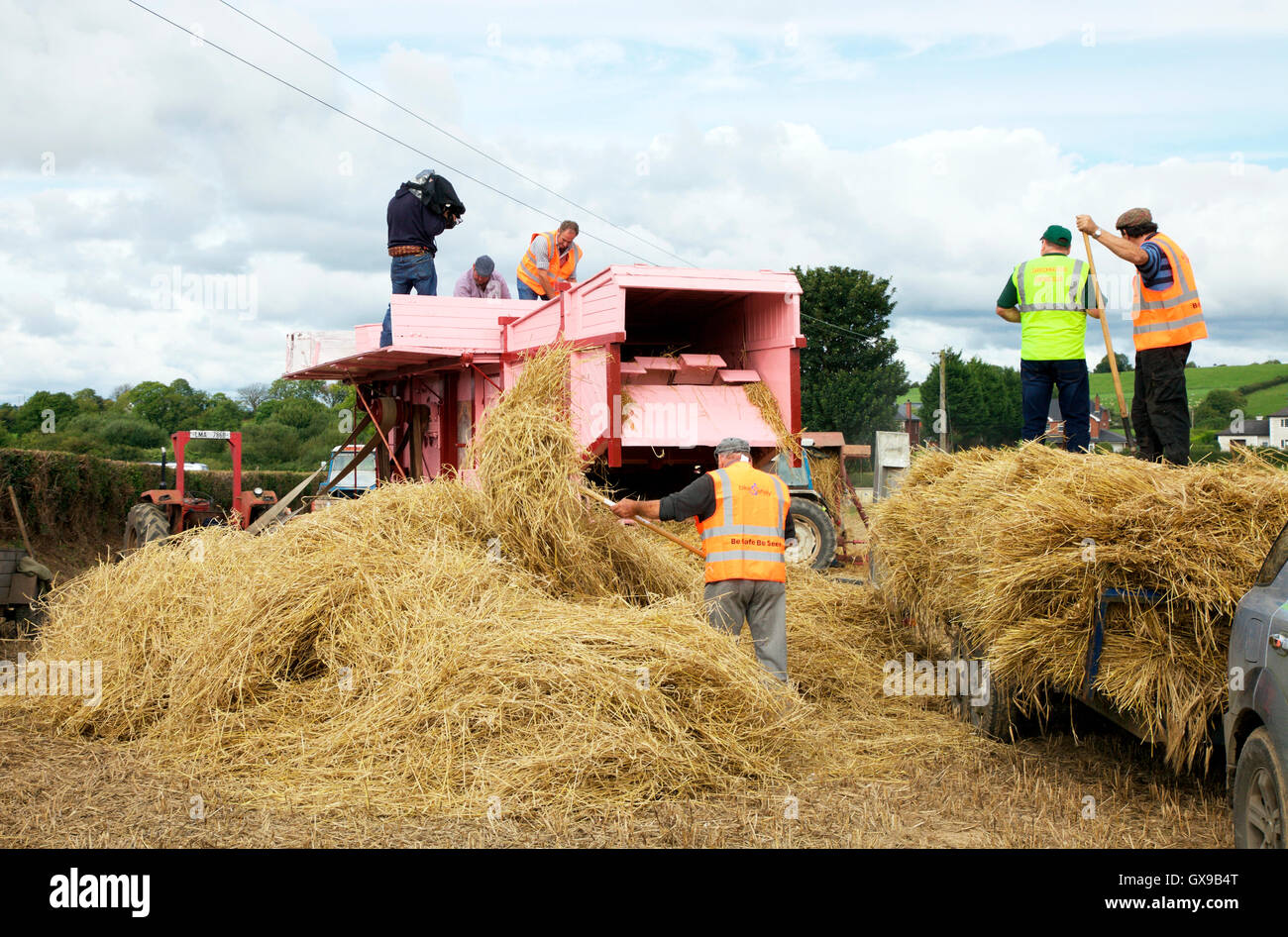 El rodaje de estilo antiguo en el Carrickmacross haymaking Vintage club día de campo anual Foto de stock
