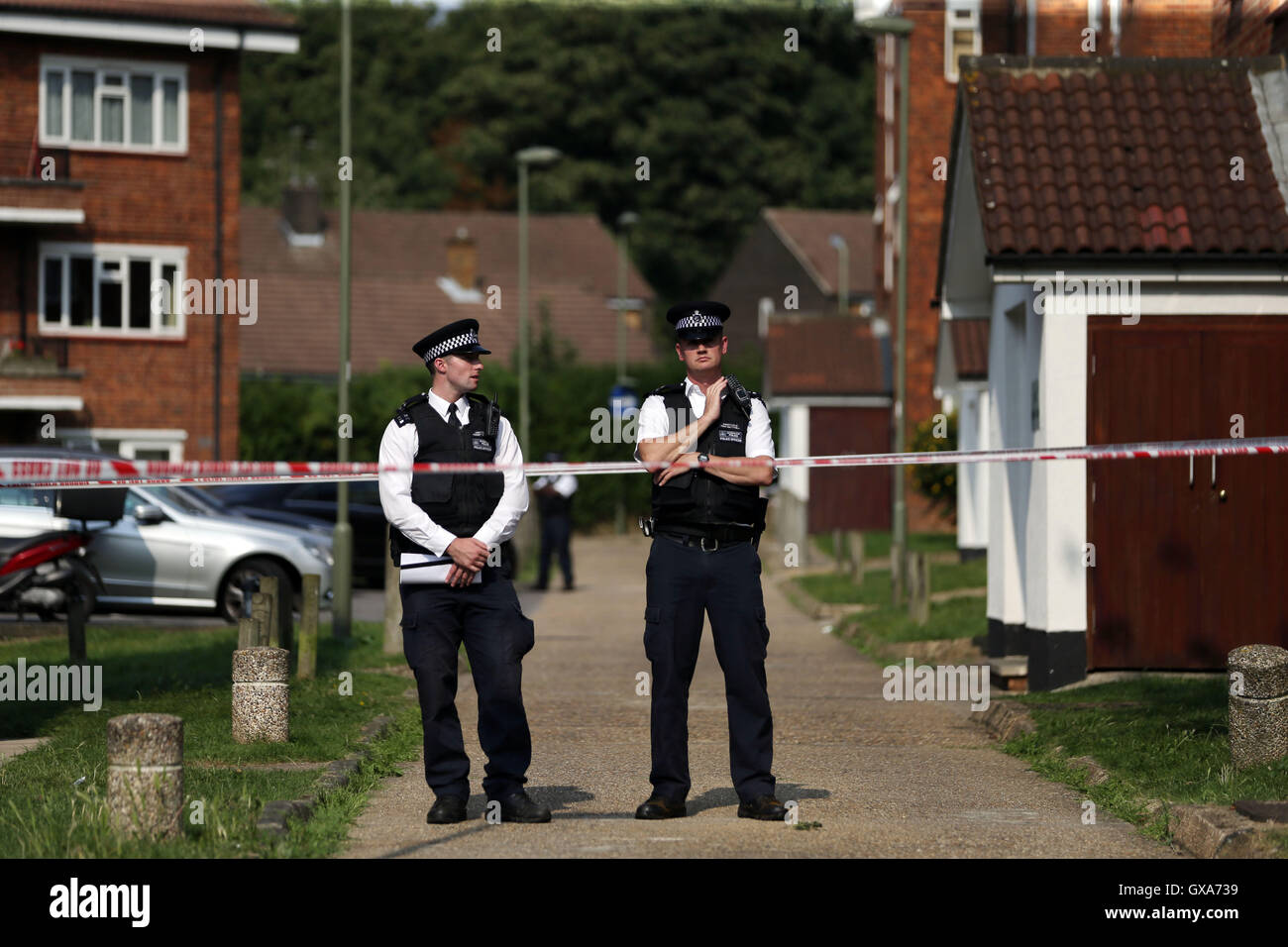 Policías utside flats en media luna Elmshurst en East Finchley, en el norte de Londres donde Anny Ekofo, de 52 años, y su sobrino Bevely, 21, donde fue encontrado muerto con heridas de bala. Foto de stock