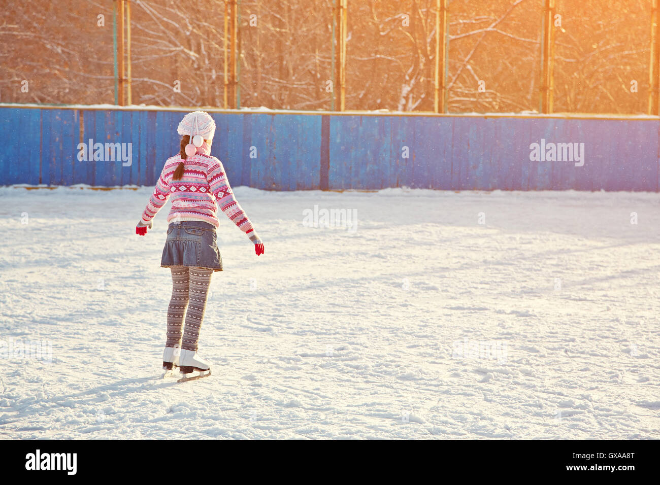 Chica patinando sobre hielo hielo Foto de stock