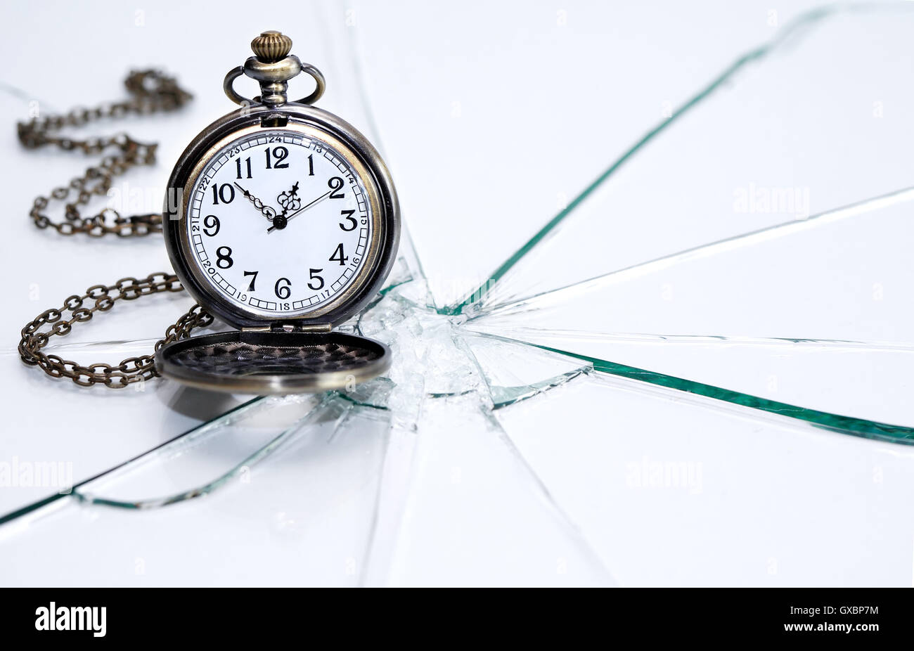 Concepto de límite. Reloj de bolsillo con cadena en Shattered Glass antecedentes Foto de stock
