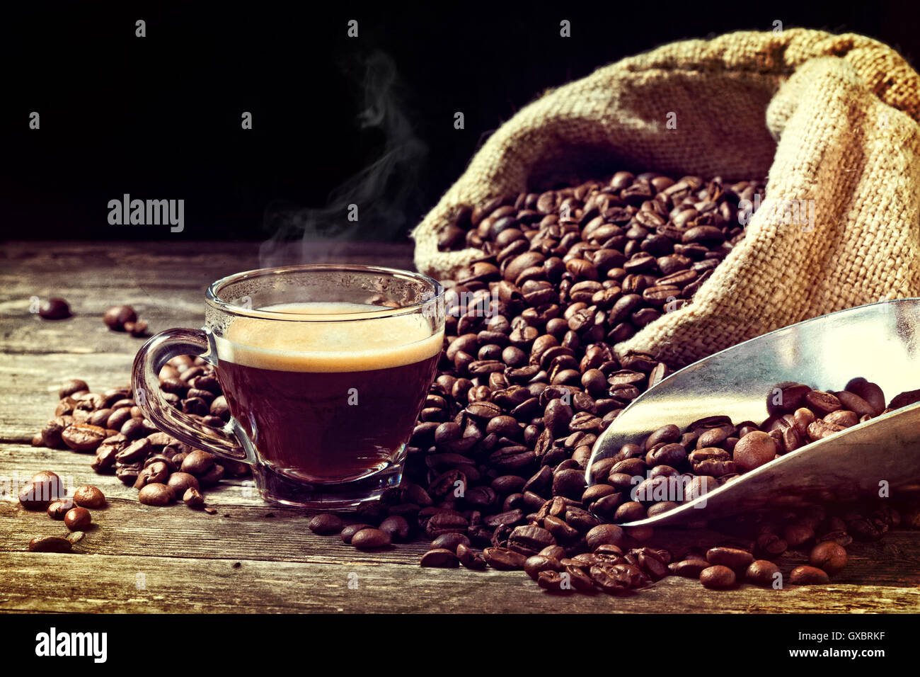 Grano de café espresso y real Foto de stock