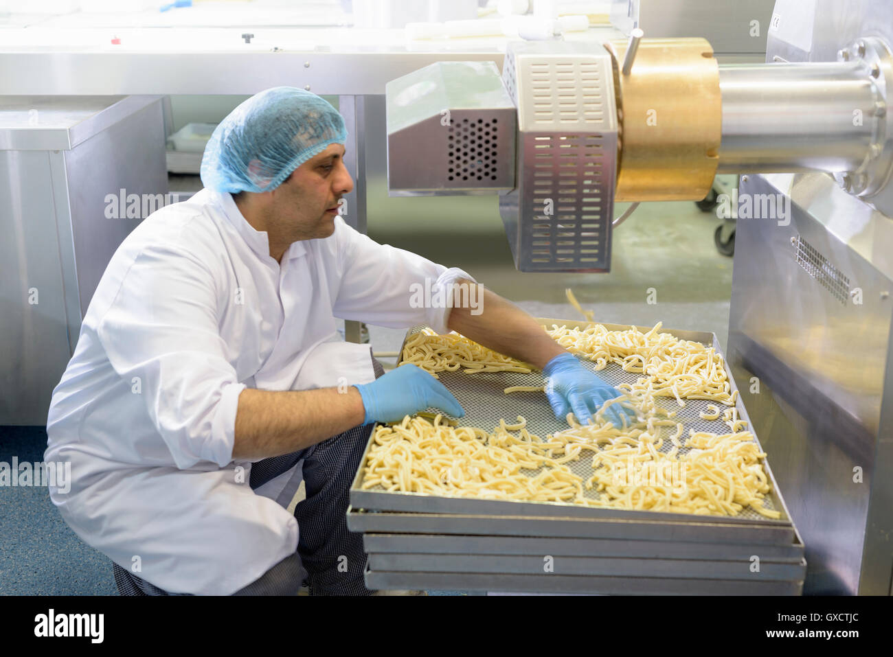 Comprobación del trabajador en la fábrica de pastas frescas espaguetis Foto de stock
