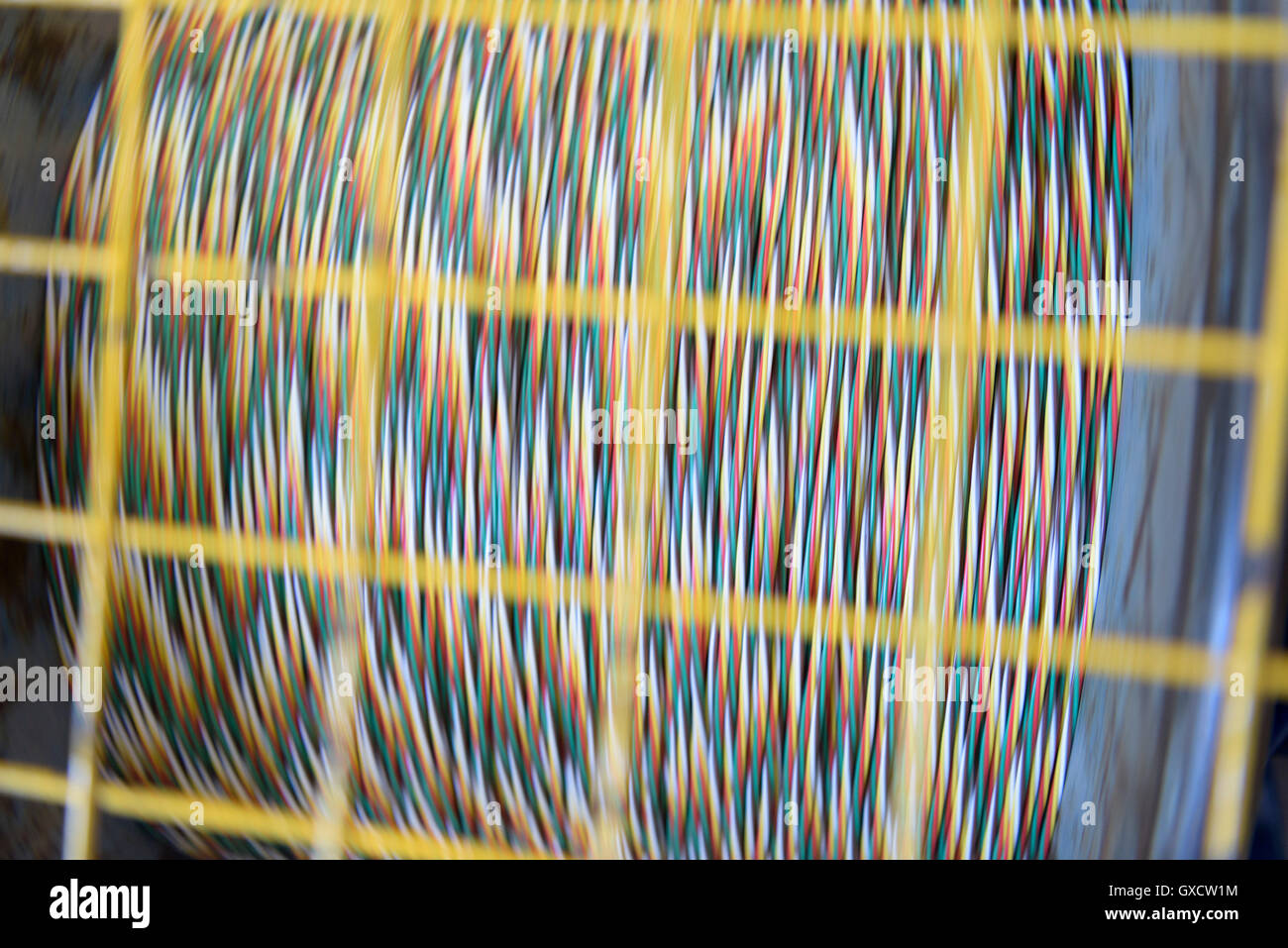 Girar el tambor de cable cable multicolor en fábrica, cerrar Foto de stock