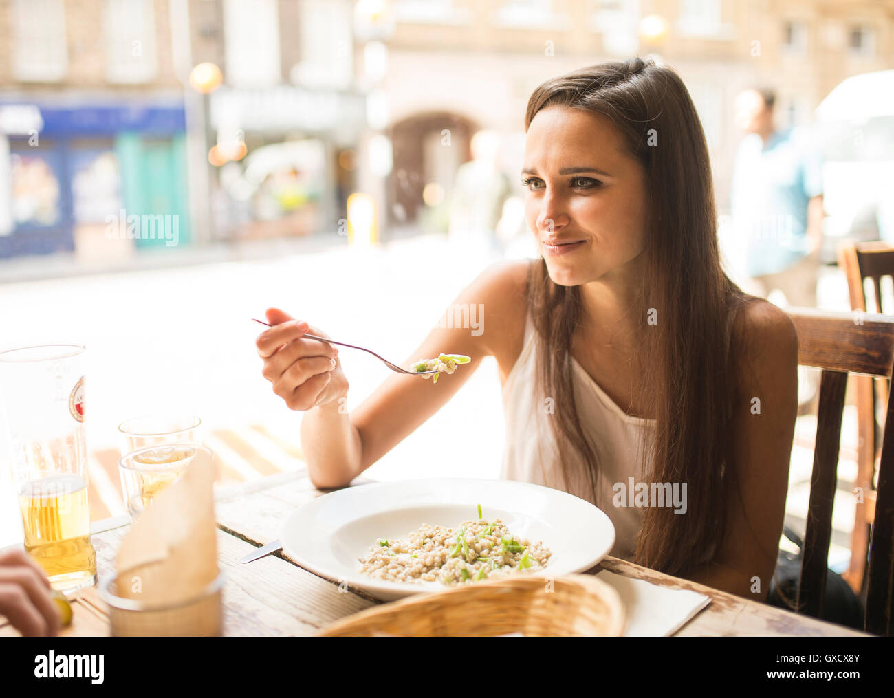 Mujer joven con almuerzo en restaurante. Foto de stock