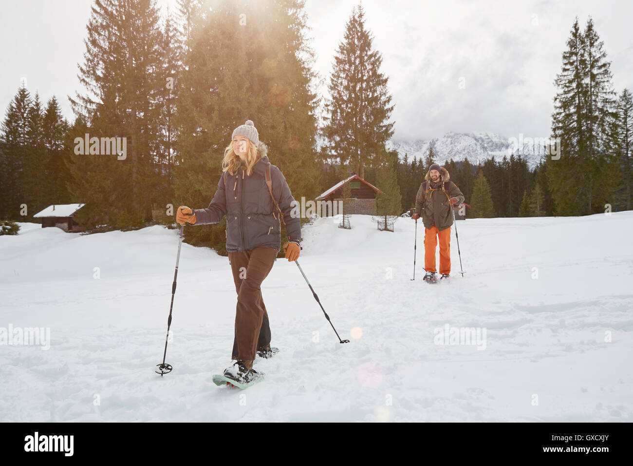 Par de raquetas de nieve a través de un paisaje nevado, Elmau, Baviera, Alemania Foto de stock