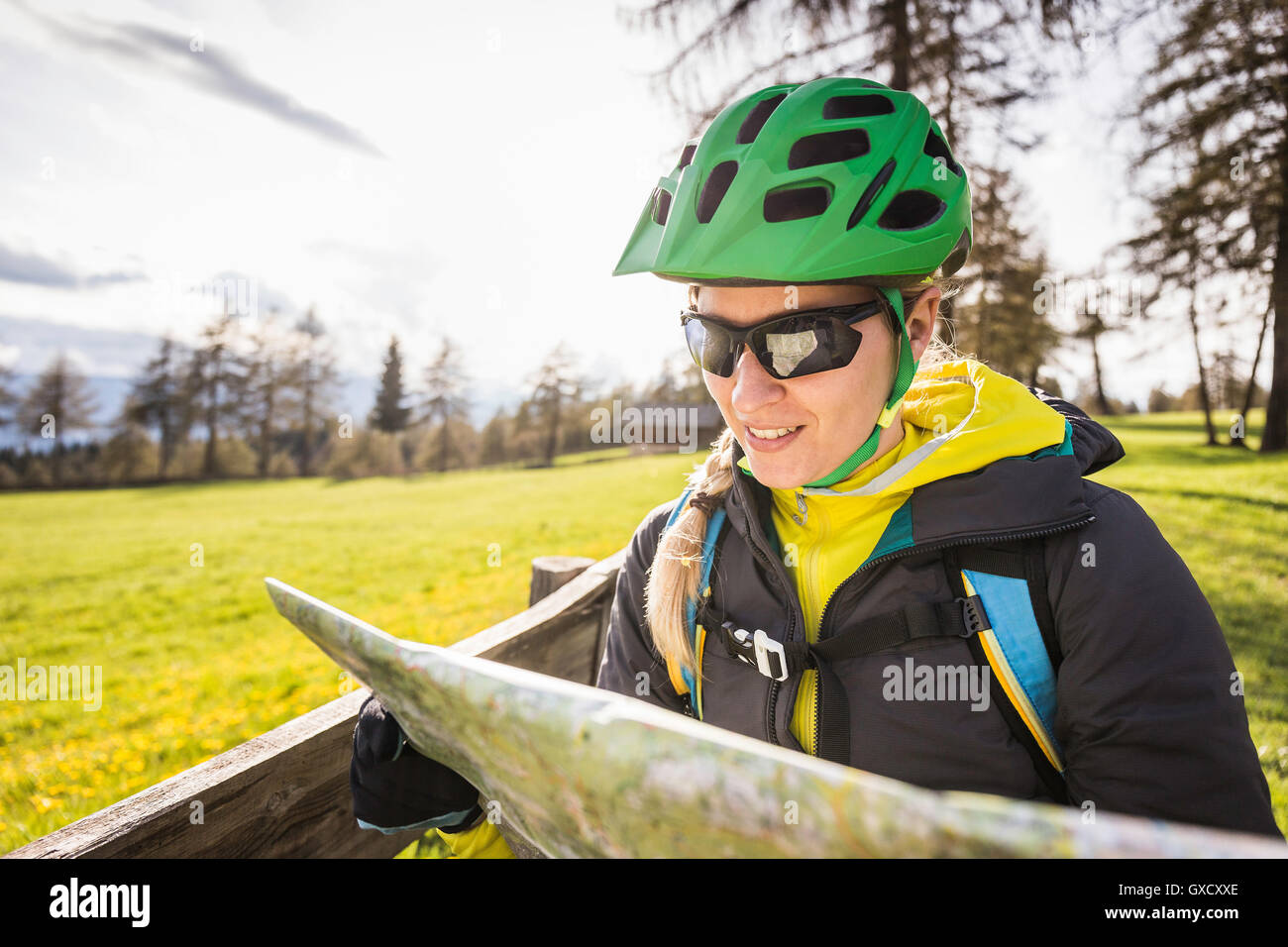 Usando casco de bicicleta fotografías e imágenes de alta resolución -  Página 8 - Alamy