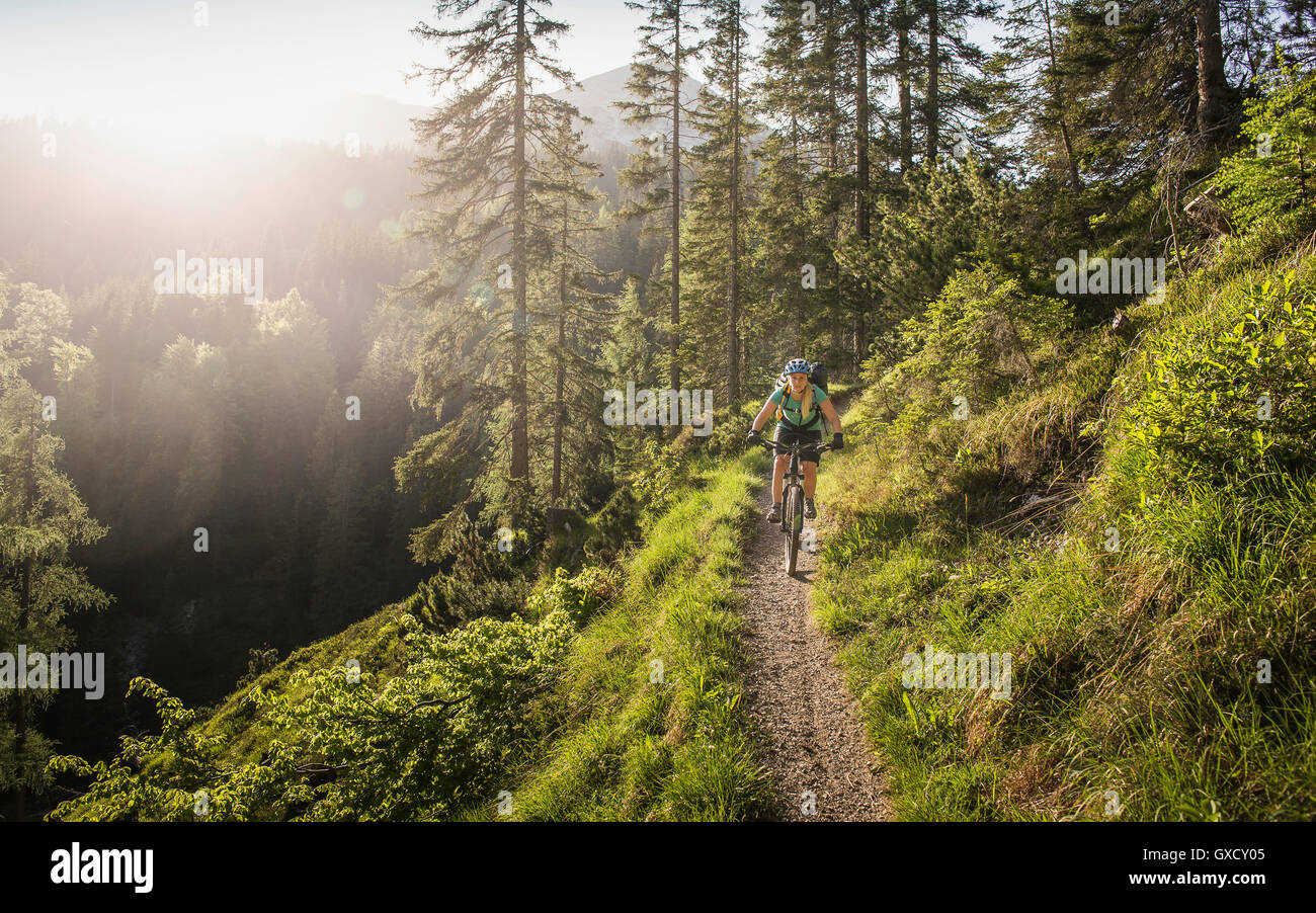 Ciclismo de montaña, mujer Leermoos, Tirol, Austria Foto de stock