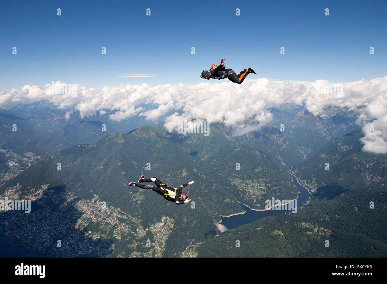Formación del equipo de paracaidismo de Freestyle, un hombre realiza air-ballet, otra filmación con cámara, Locarno, Tessin, Suiza Foto de stock