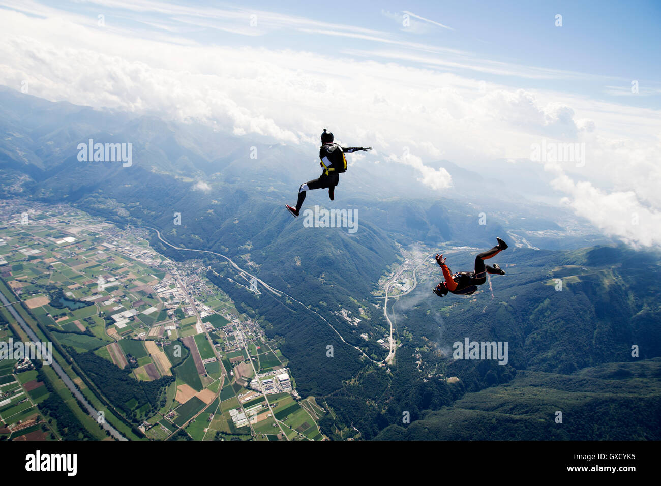 Formación del equipo de paracaidismo de Freestyle, un hombre realiza air-ballet, otra filmación con cámara, Locarno, Tessin, Suiza Foto de stock