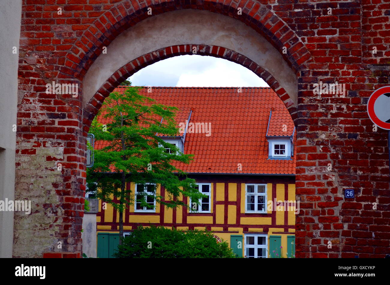 Vista a través del arco de ladrillo a un monasterio, Alemania Foto de stock