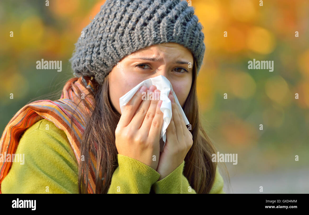 Chica con alergia o frío utilizando tejido Foto de stock
