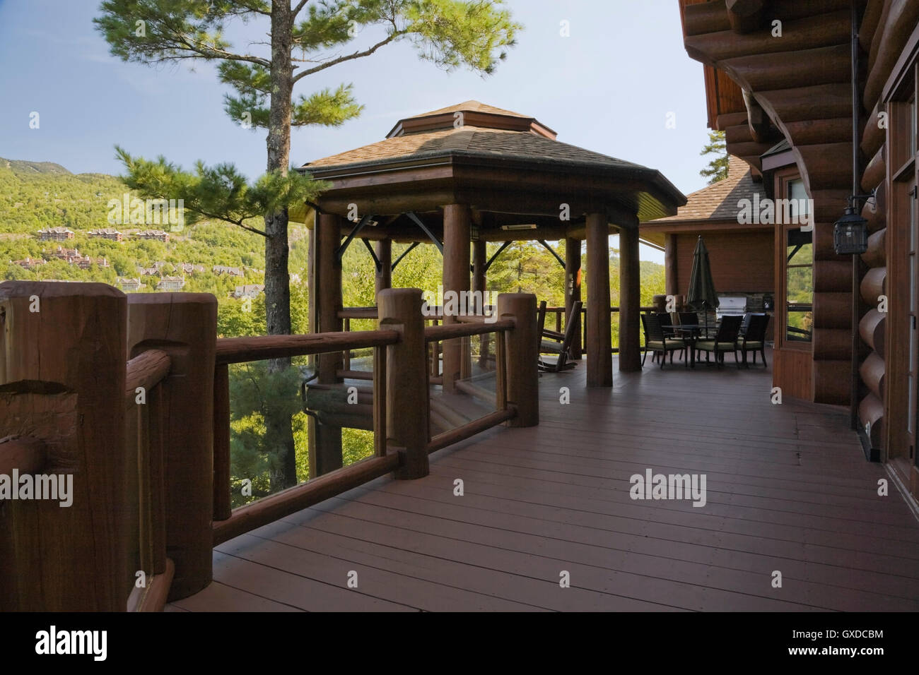 Brown gazebo en madera con cubierta de vidrio templado y barandillas de