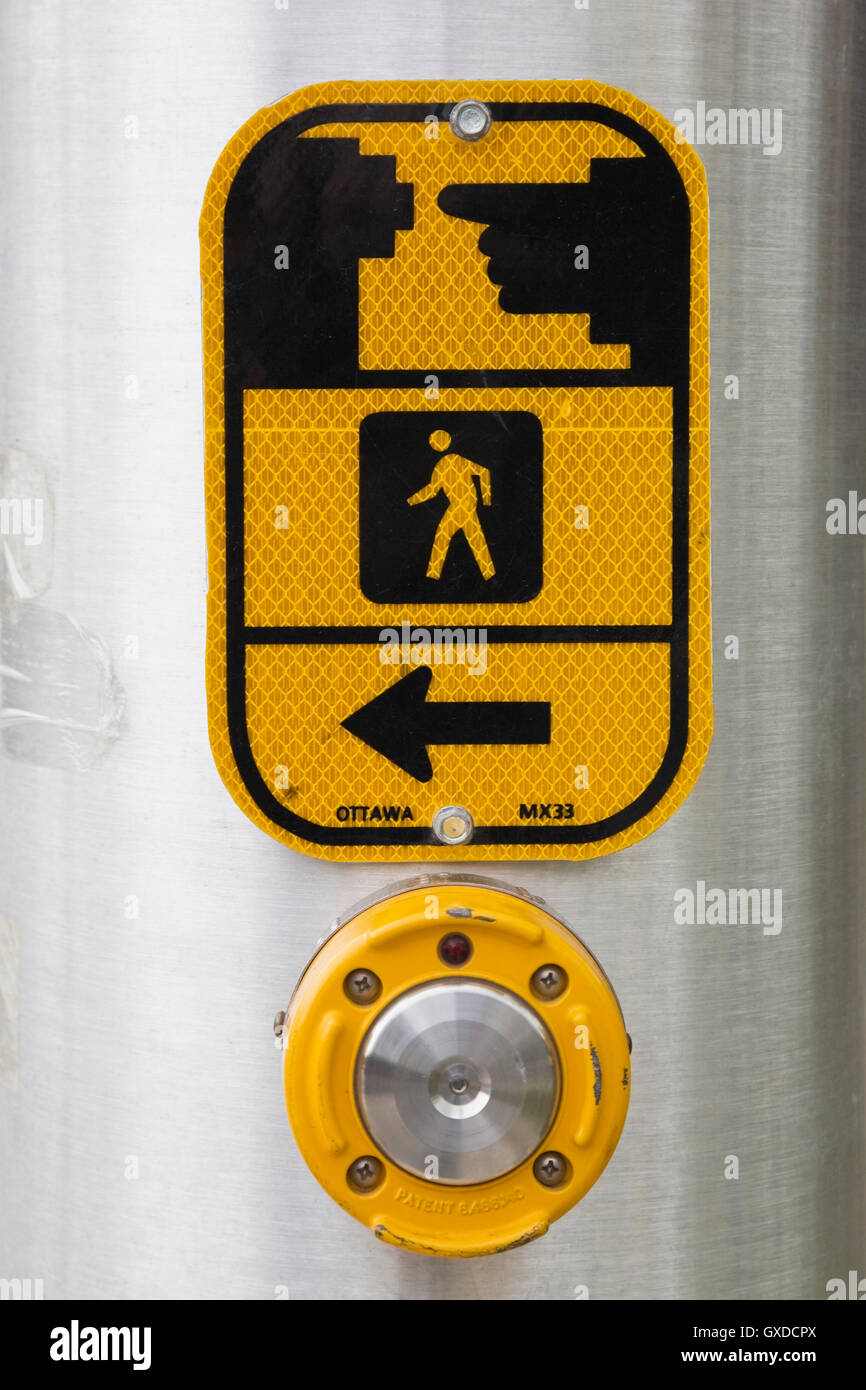 Botón y signo de instrucciones sobre el cruce peatonal Foto de stock