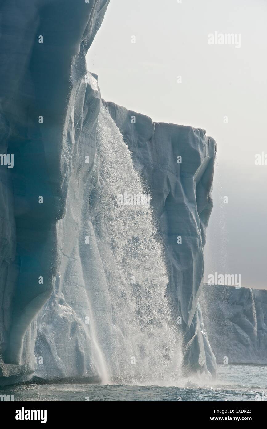 El agua fluye desde la superficie del glaciar en Brasvellbreen Nordaustlandet. Archipiélago de Svalbard, Noruega del ártico. Foto de stock