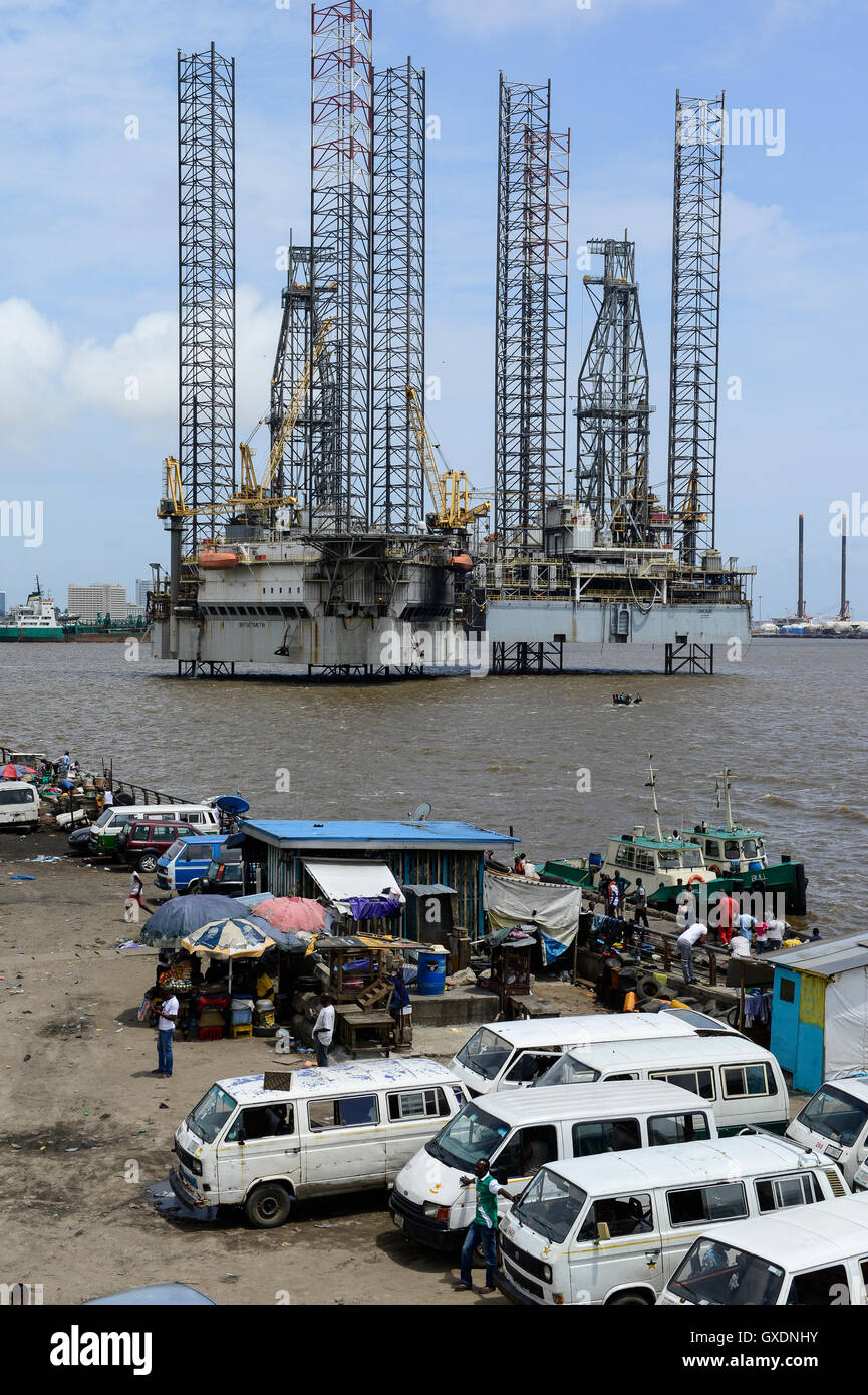 La ciudad de Nigeria, Lagos, dos plataformas petroleras sentando en Lagos,  Puerto y Onome Oritsetimeyin Fotografía de stock - Alamy