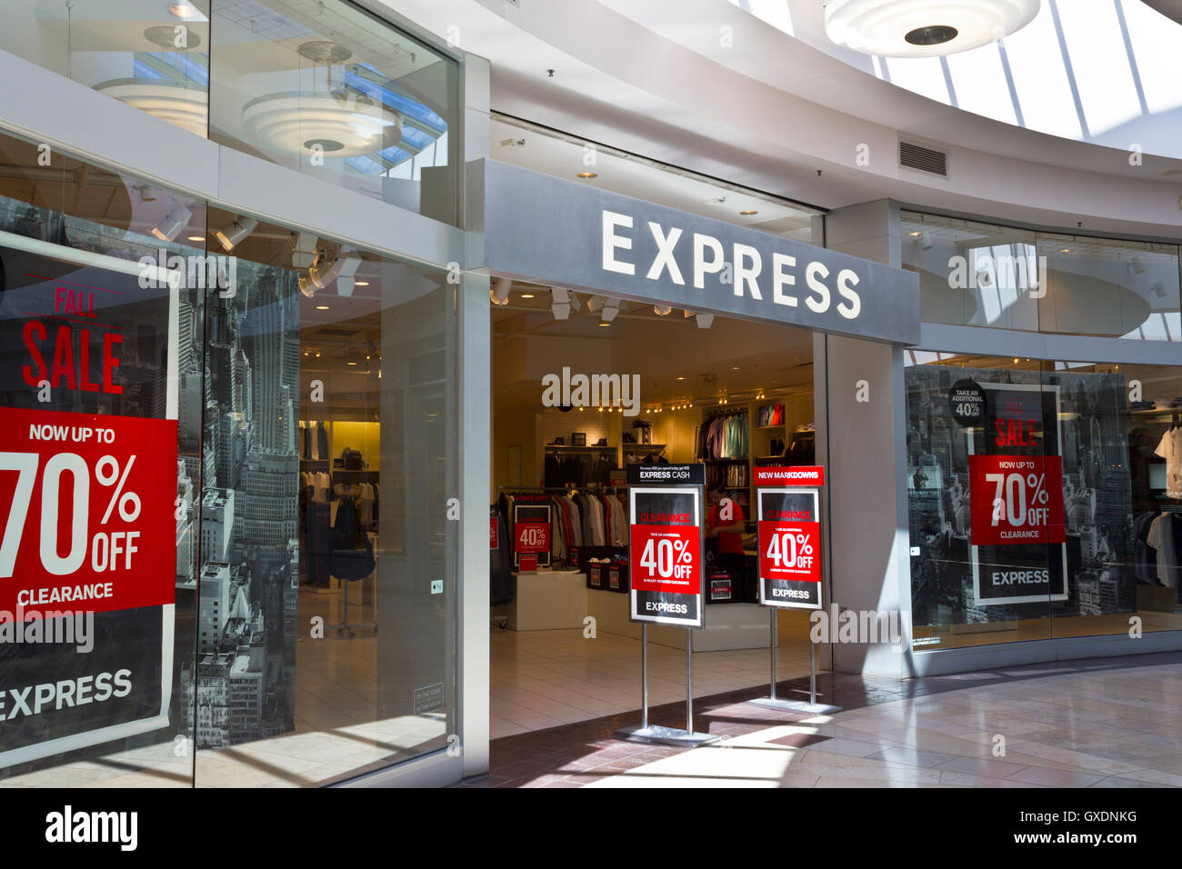 Indianapolis - Circa Junio 2016: Express Retail Mall Ubicación. Express, Inc. es un minorista que abastece a los jóvenes I Foto de stock