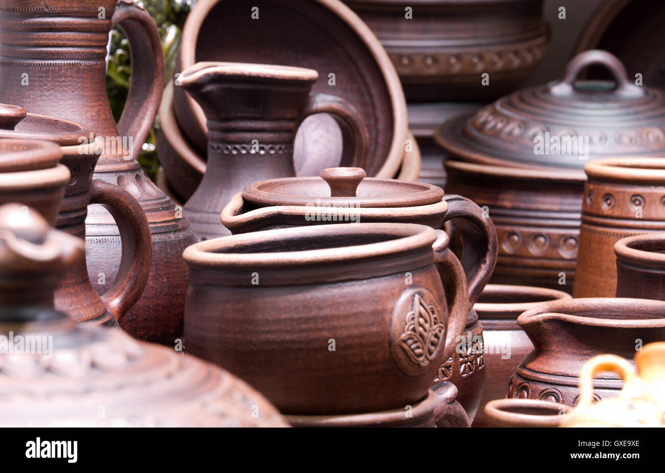 Artesanal de cerámica tradicional rusa (vajilla, cosas, Ware, jarras, macetas) en el shopboard en el mercado de las pulgas en Moscú Foto de stock