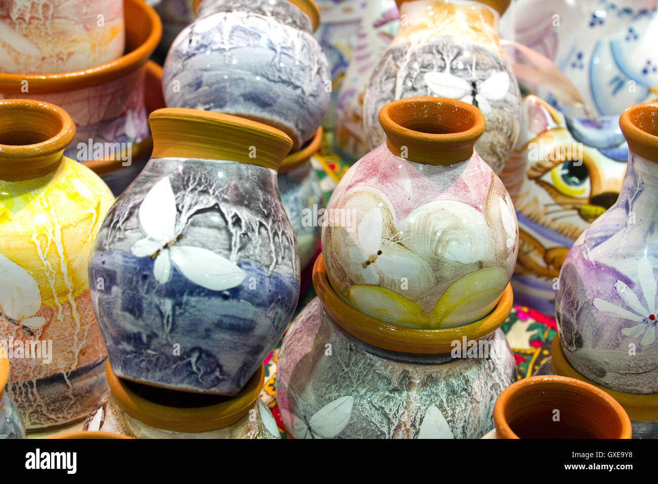 Decorado pintado tradicional artesanal federación de cerámica (vajilla, cosas, Ware, jarras, macetas) con esmalte en el shopboard Foto de stock