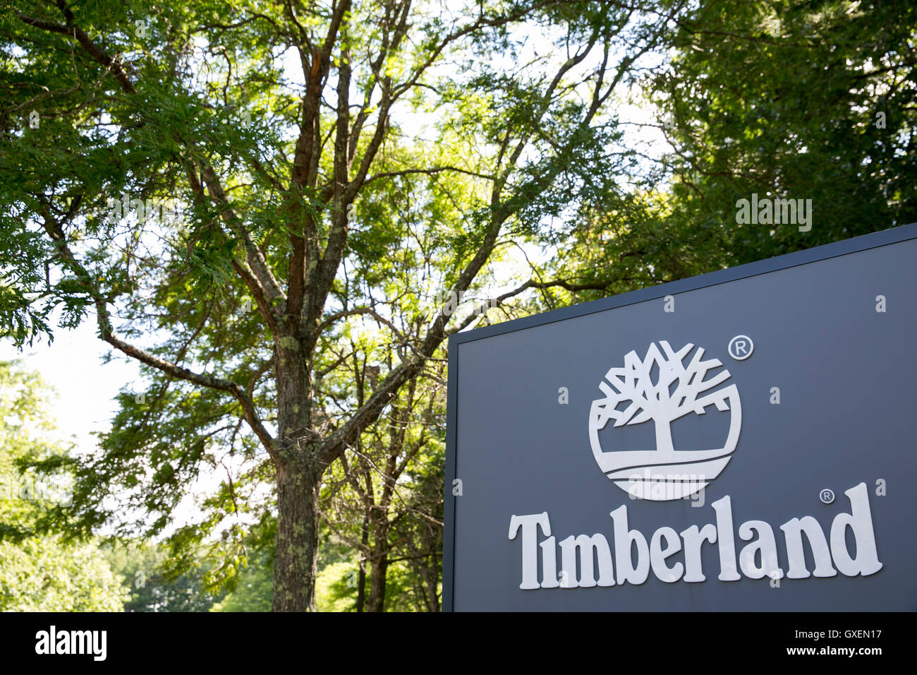 Un logotipo firmar fuera de la sede de la compañía Timberland, en Stratham,  New Hampshire, el 14 de agosto de 2016 Fotografía de stock - Alamy
