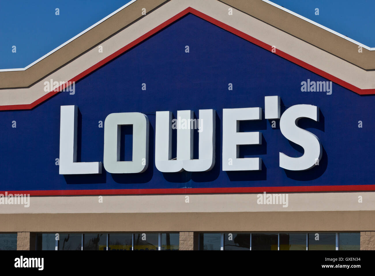 Indianapolis - Circa Abril 2016: Lowe's Home Improvement Warehouse. Lowe's ayuda a los clientes a mejorar los lugares que llaman Home I Foto de stock