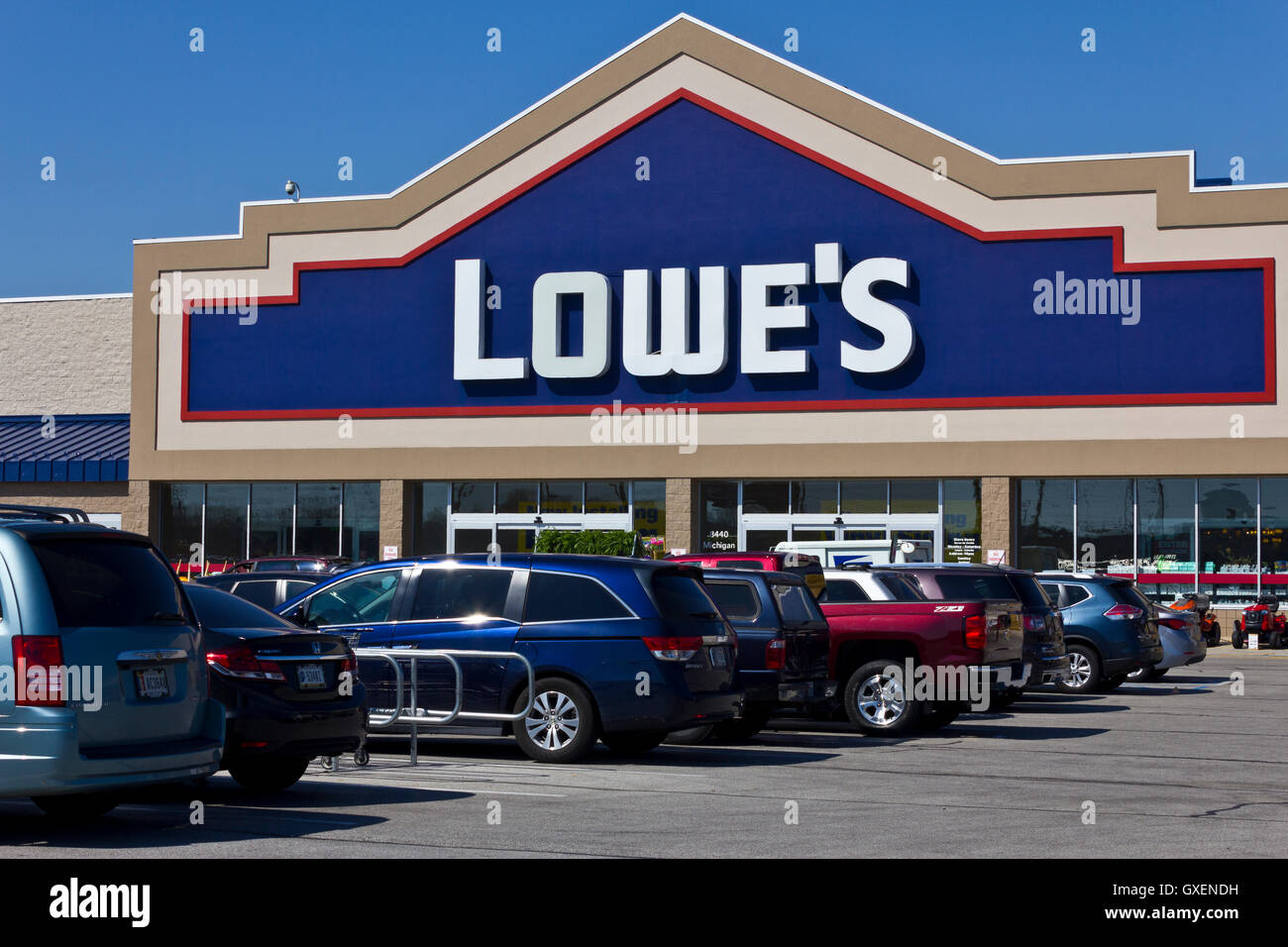 Indianapolis - Circa Abril 2016: Lowe's Home Improvement Warehouse. Lowe's ayuda a los clientes a mejorar los lugares en los que llamar hogar III Foto de stock