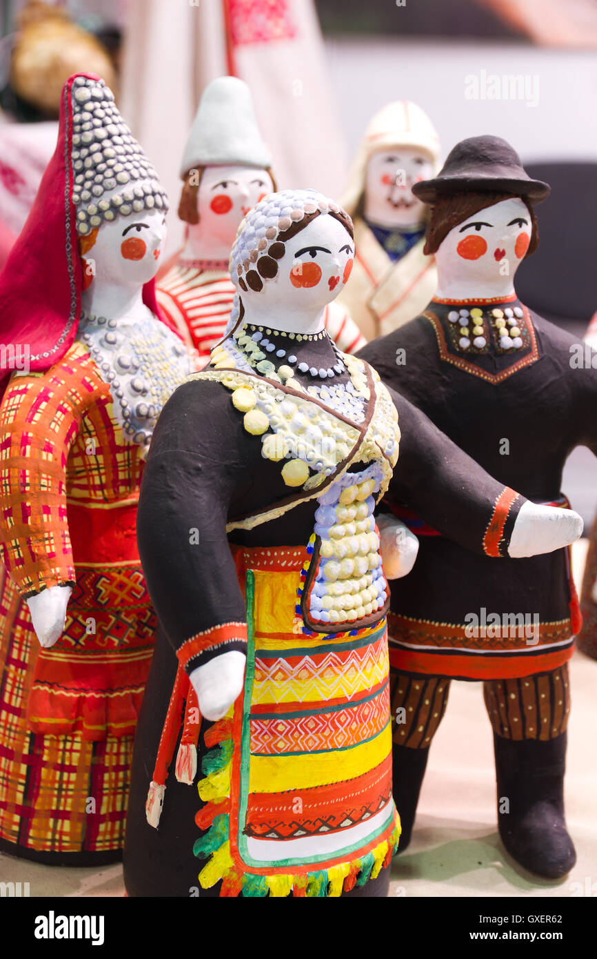 Muñecas artesanales - pareja (hombre y mujer) de barro que simboliza el amor vestidos con los tradicionales trajes nacionales rusos. Foto de stock