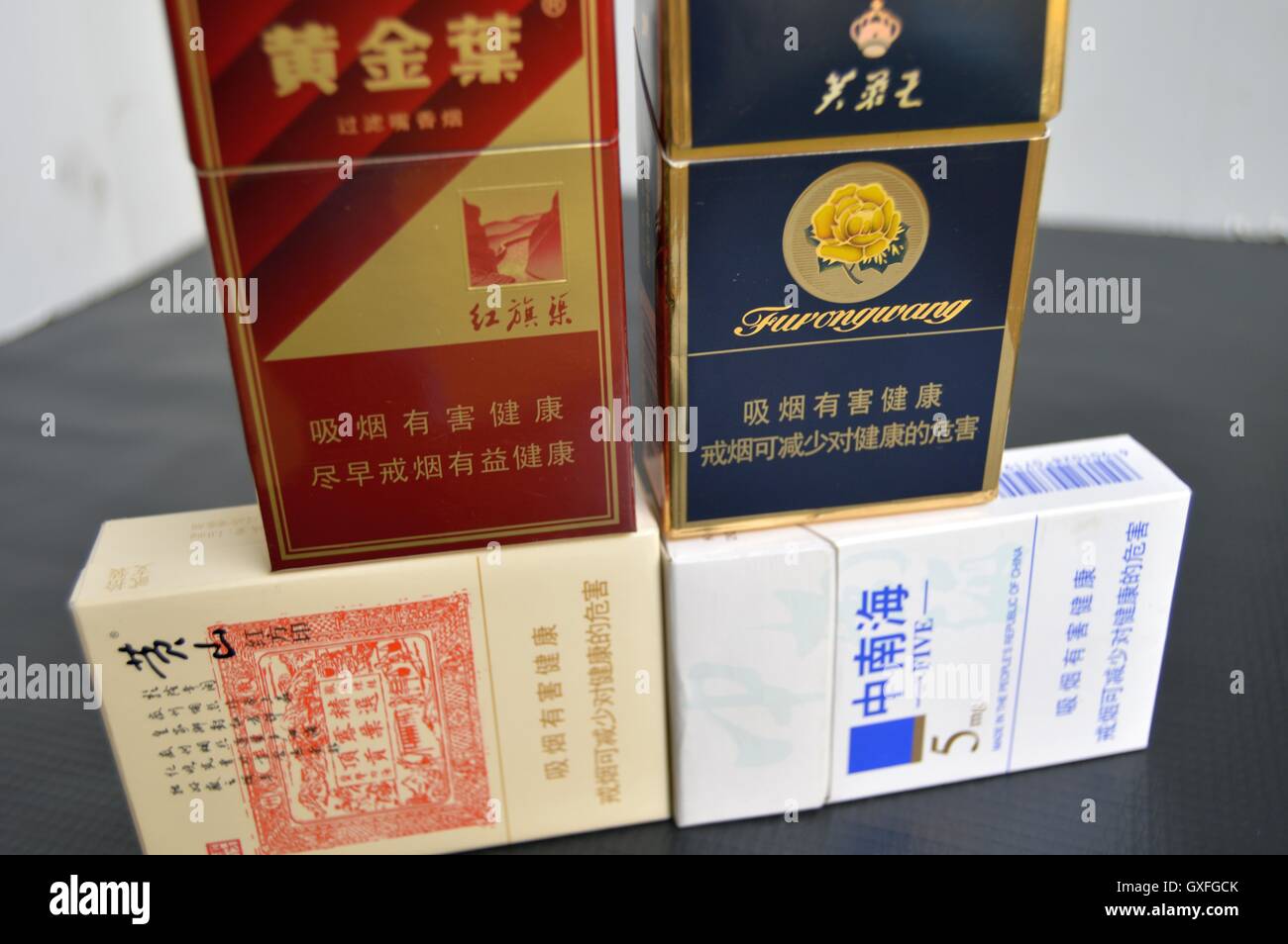 Cajas de cigarrillos chinos. Foto de stock
