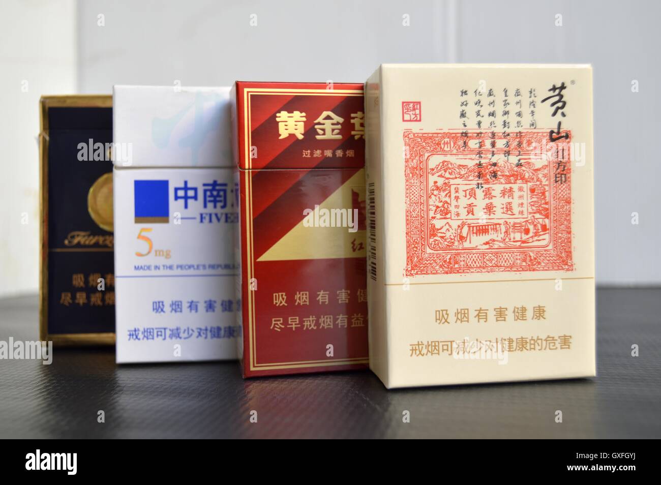 Cajas de cigarrillos chinos. Foto de stock