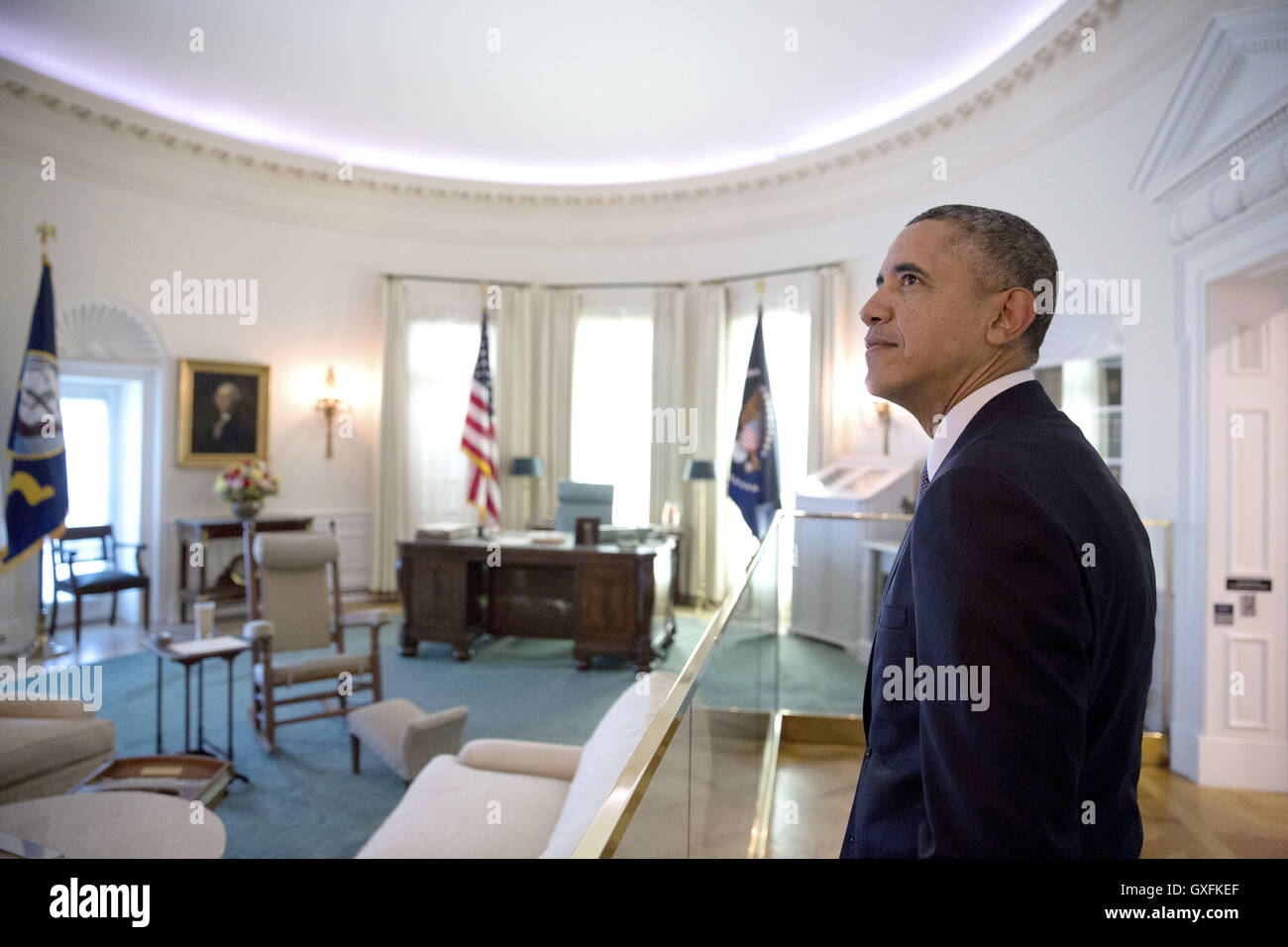El presidente estadounidense Barack Obama mira a una réplica de la Oficina Oval en la biblioteca presidencial Lyndon B. Johnson, 10 de abril de 2014 en Austin, Texas. Foto de stock