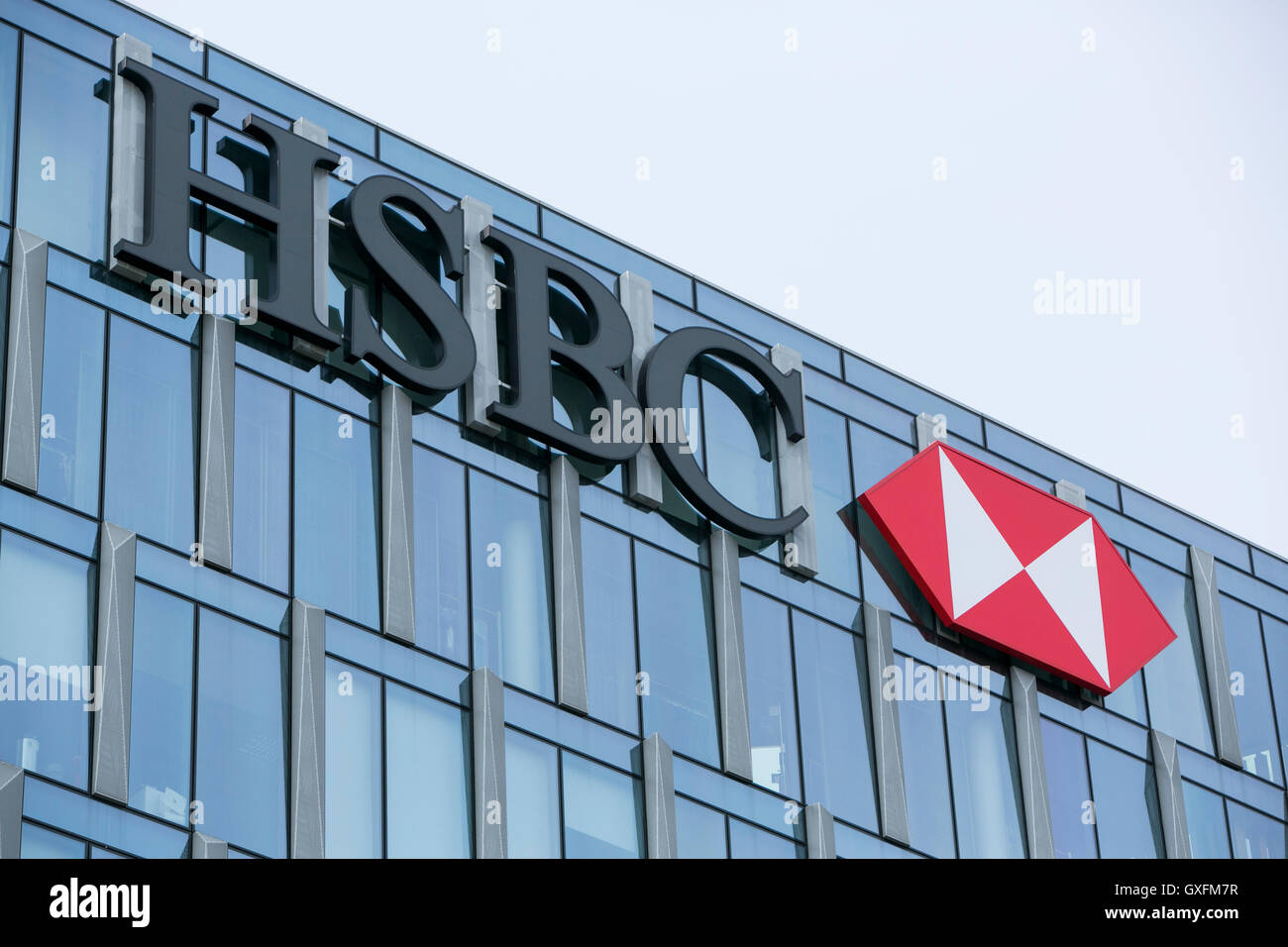 Un logotipo cartel fuera de una instalación ocupada por el banco HSBC en Milán, Italia, el 3 de septiembre de 2016. Foto de stock