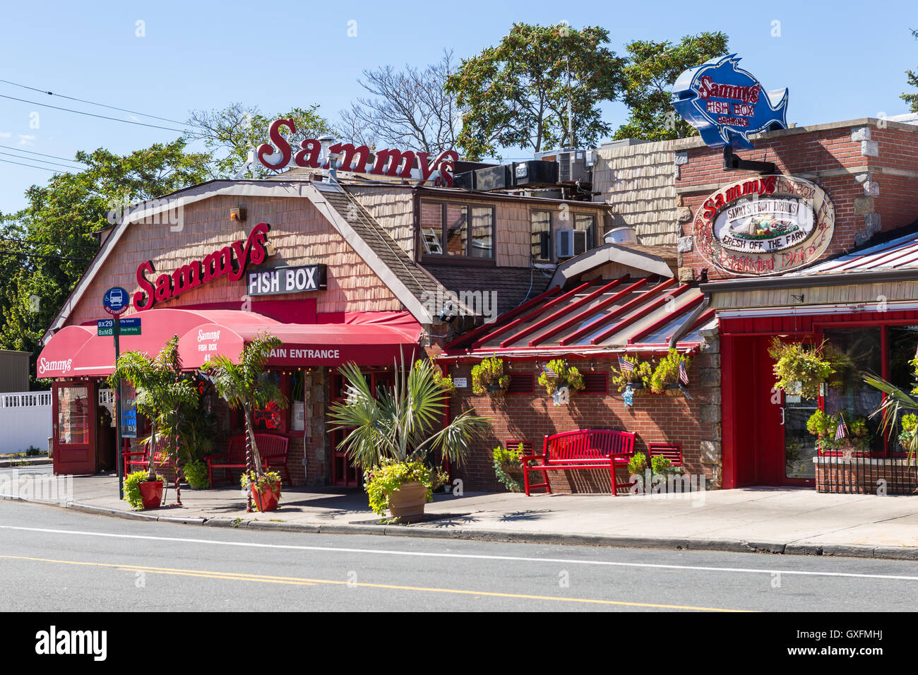 La entrada principal a Sammy's Fish Box, un restaurante de marisco en City Island en el Bronx, Nueva York. Foto de stock