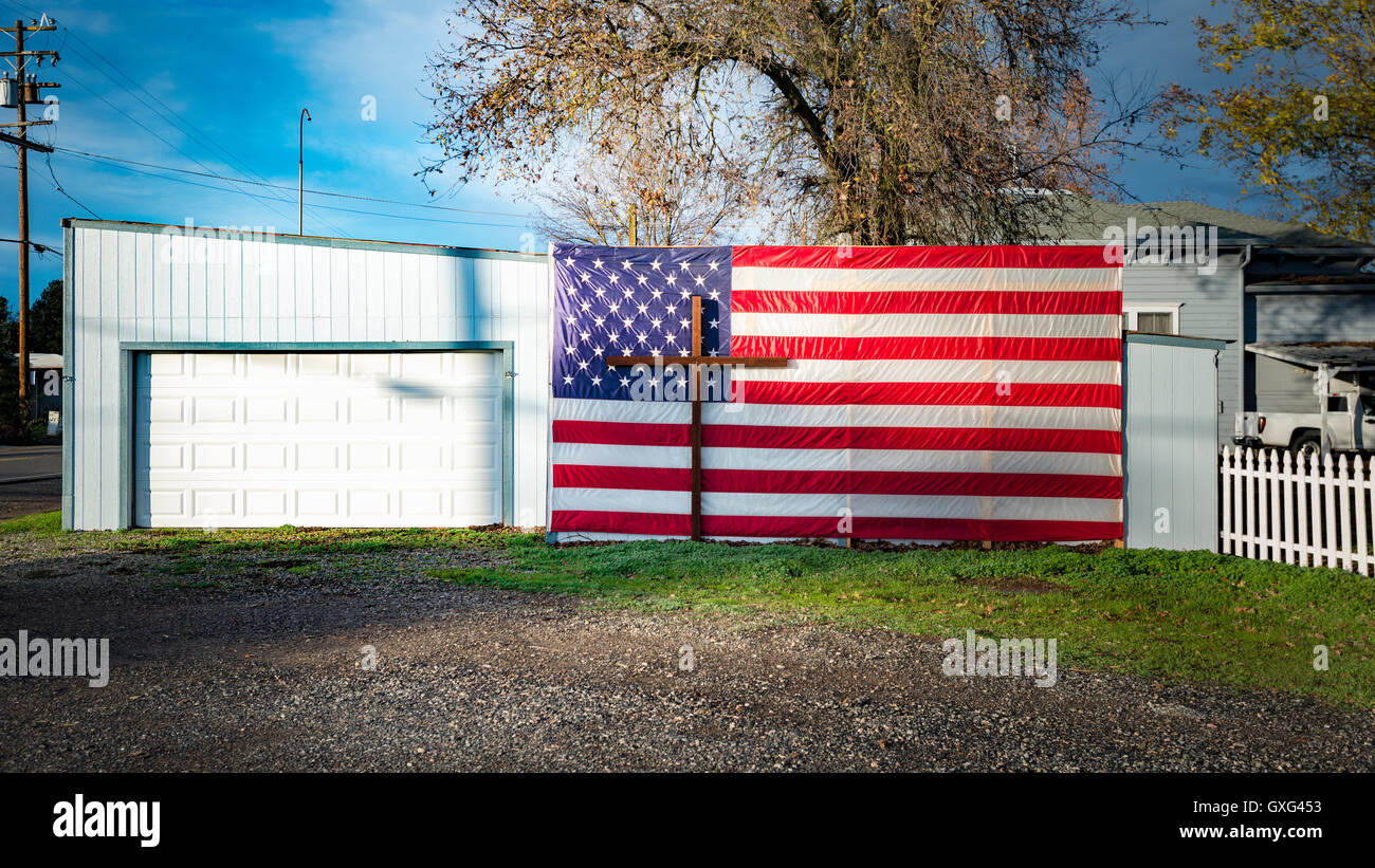Crucifijo y la bandera americana en el garage Foto de stock