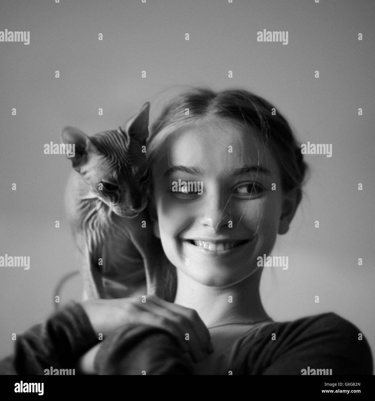 Caucásico sonriente chica con pelo cat para llevar al hombro. Foto de stock