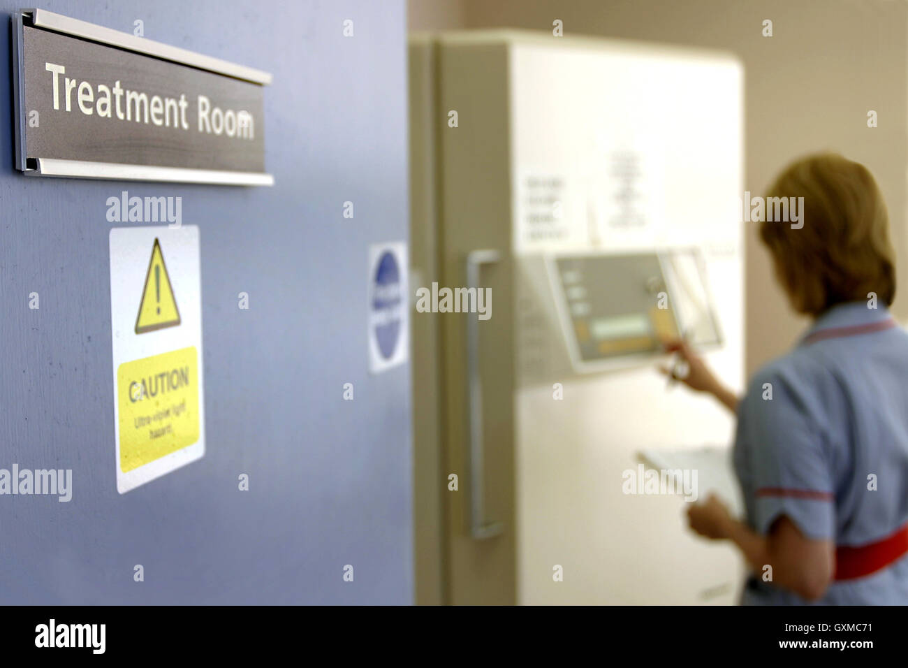 Abrir la puerta de la sala de tratamiento en un hospital de cirugía de NHS Foto de stock