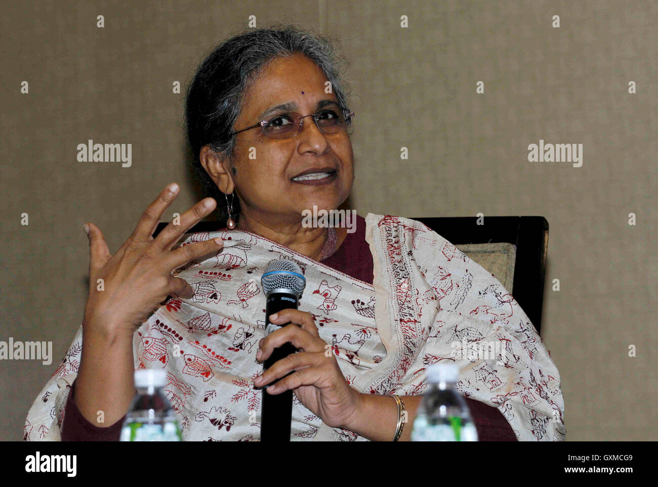 Priti Patkar Co Director fundador Prerana panel de discusión de la violencia de género organizados Avon Foundation Voces Vitales Mumbai Foto de stock