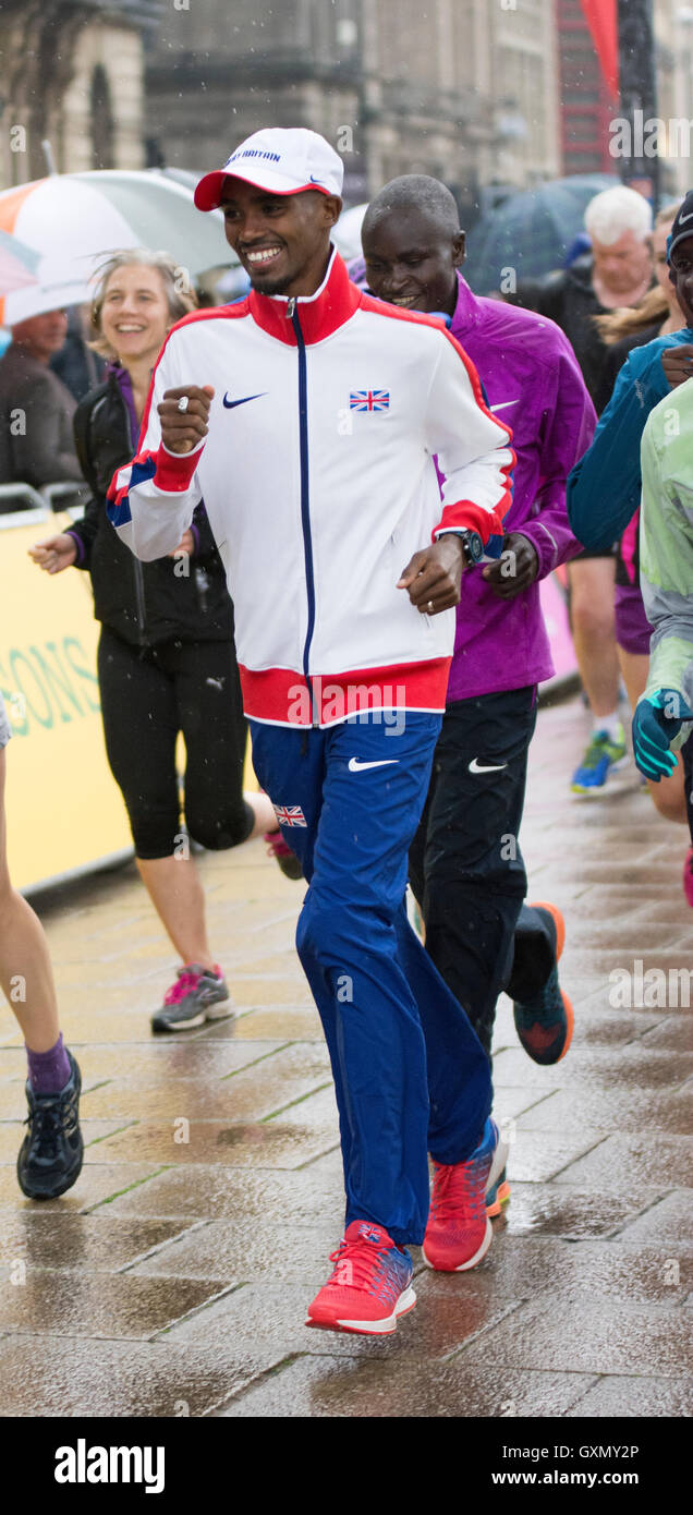 Mo Farah en el inicio de la Great North 5K 2015 Foto de stock