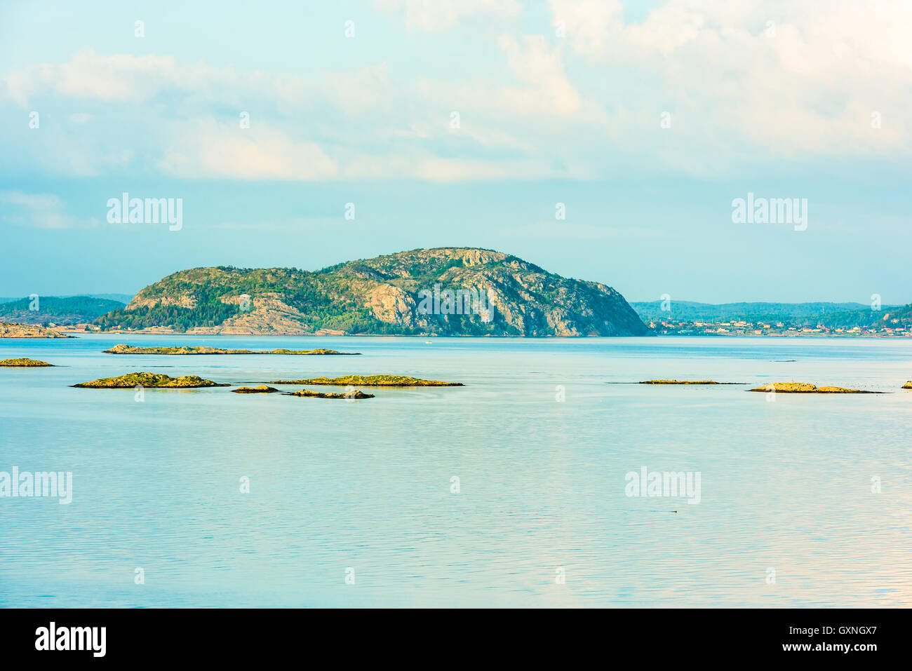 Cliff voluminosos en el archipiélago de la isla cerca de Marstrand, Suecia. Foto de stock