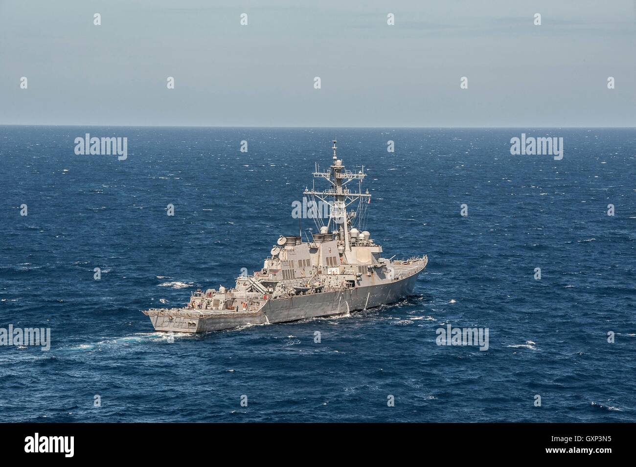 La clase Arleigh Burke USN de misiles guiados destructor USS Curtis Wilbur durante una misión de patrulla con el transportista huelga Grupo cinco en la región del Pacífico Indo-Asia Julio 7, 2016 en el Mar de la China Meridional. Foto de stock