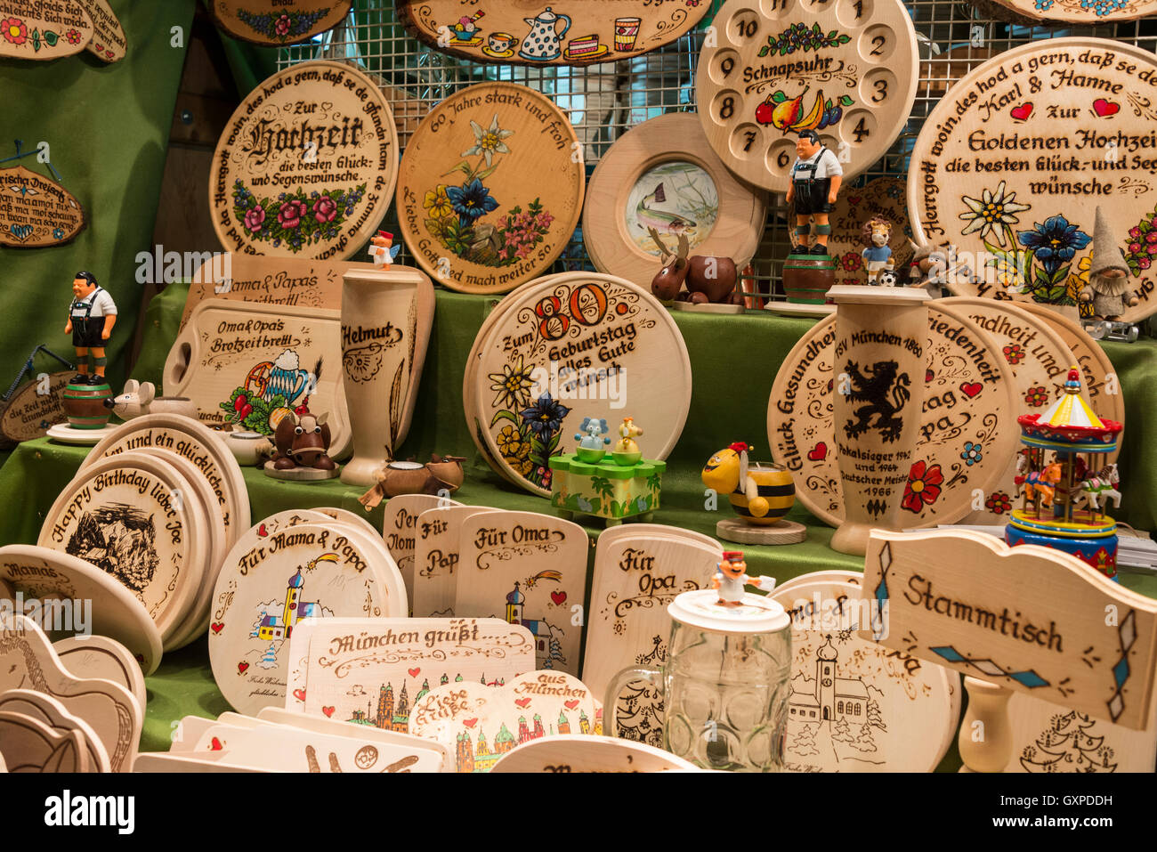 Una exhibición de tallas de madera de Navidad (estilo bávaro) está a la  venta en el mercado de Navidad de Munich, Alemania Fotografía de stock -  Alamy